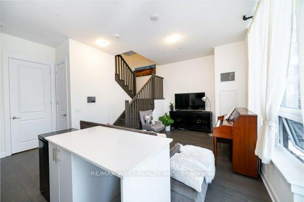 2 Bedrooms Condo at 3220 William Coltson, Oakville For sale