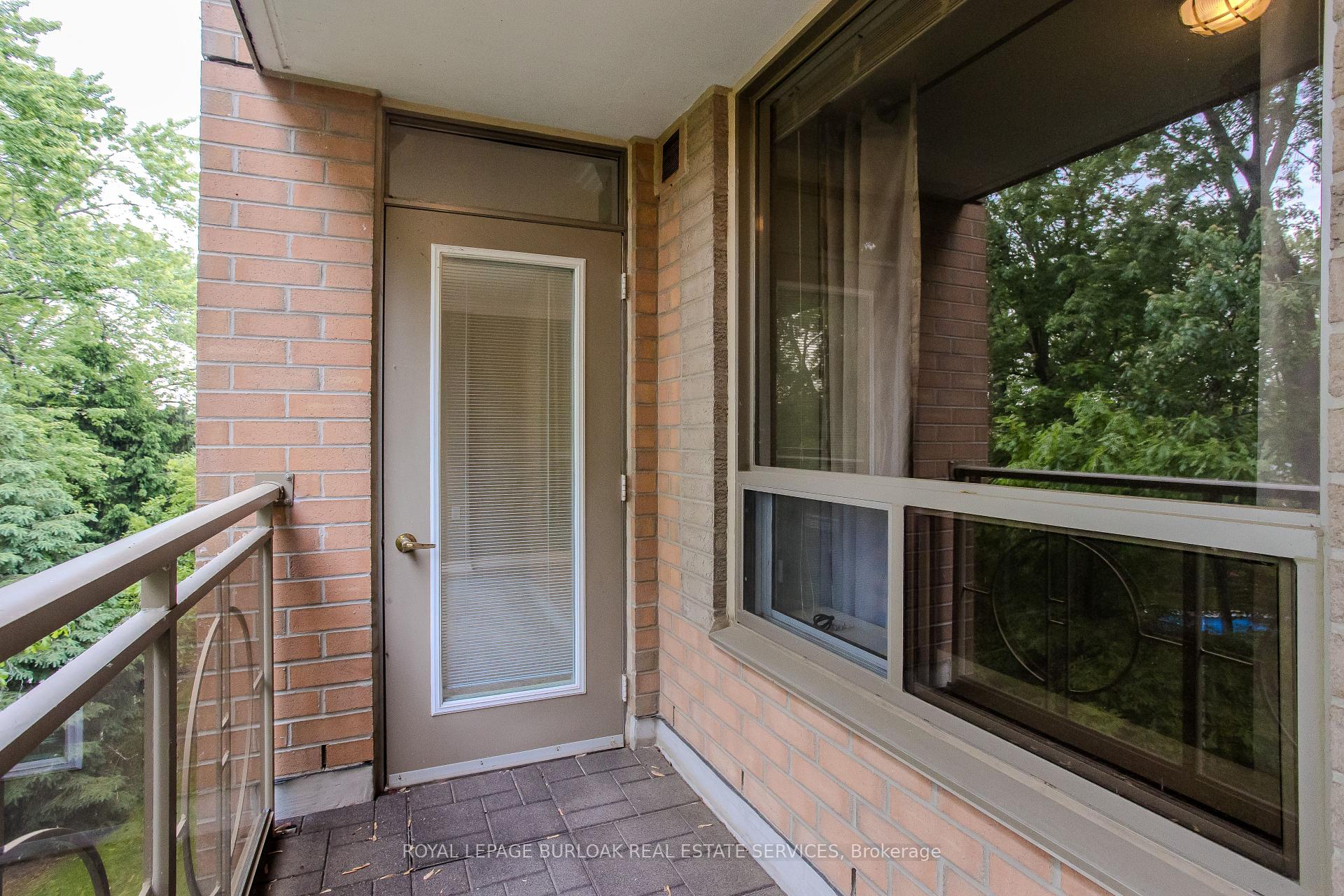 2 Bedrooms Condo at 100 Burloak, Burlington For sale