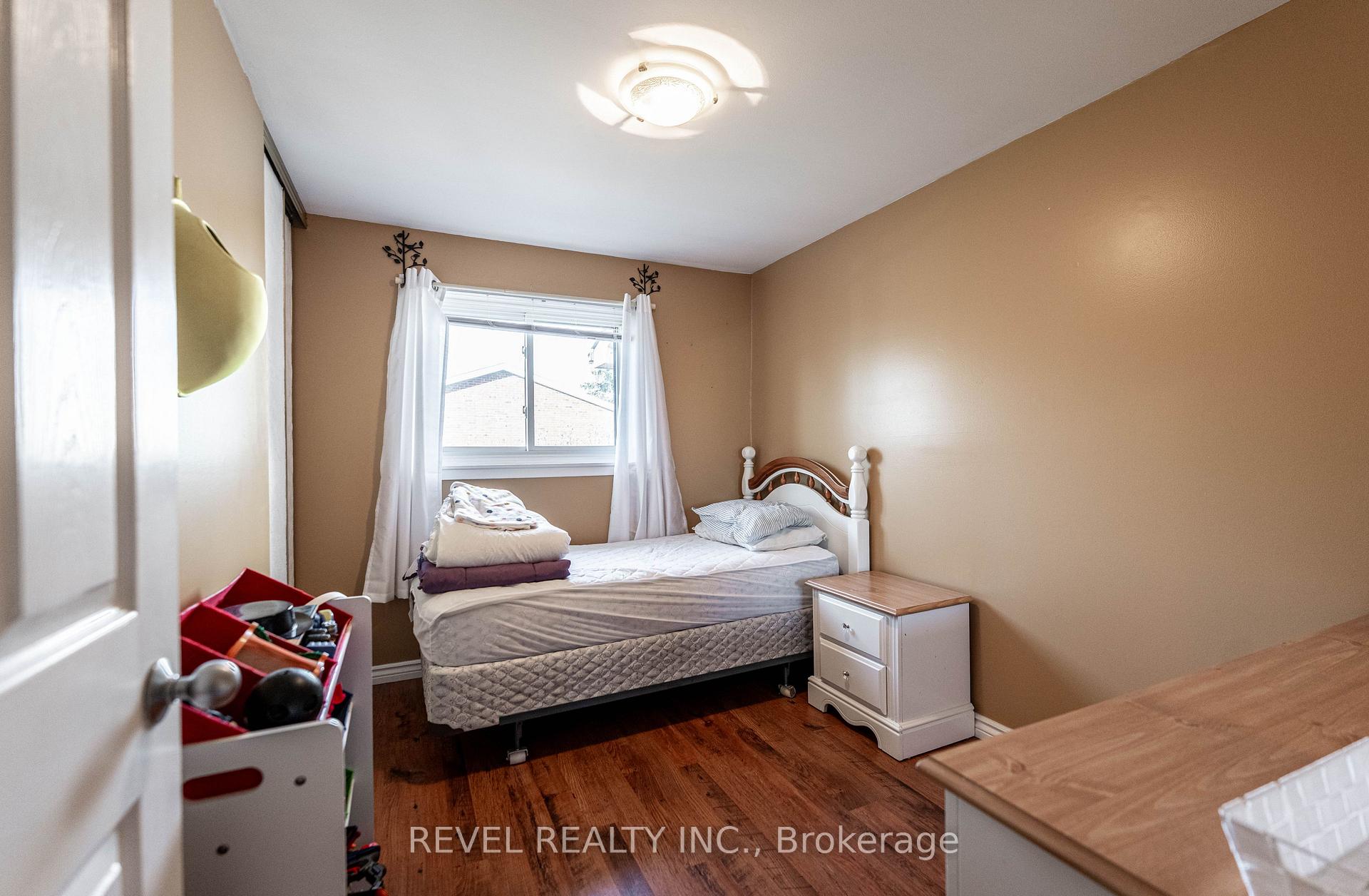 3 Bedrooms Condo at 25 Redbury,  Hamilton For sale