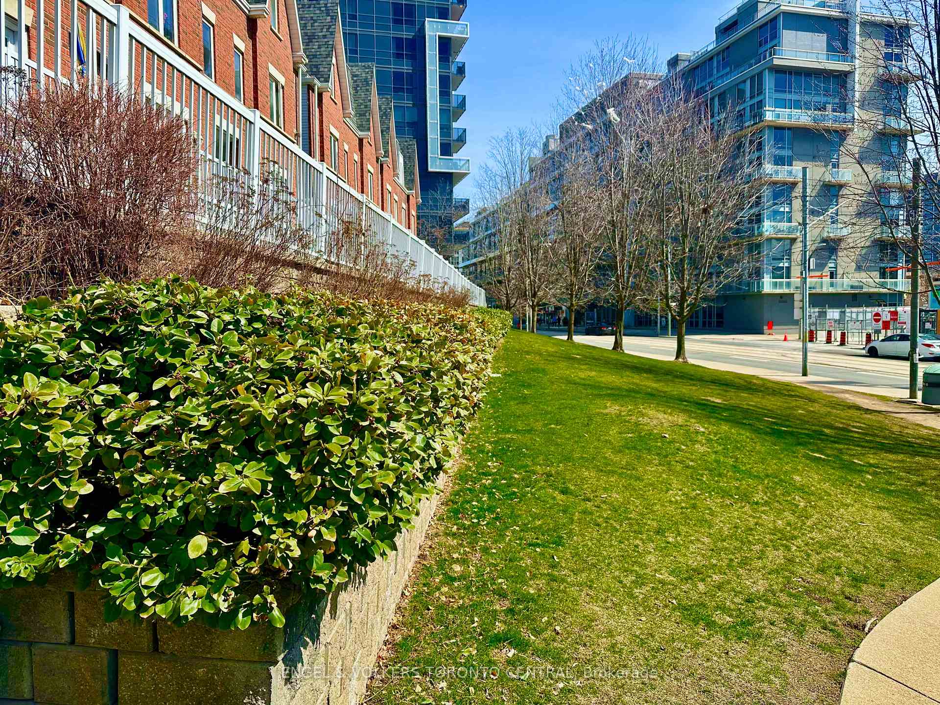 2 Bedrooms Condo at 12 Sudbury, Toronto For sale