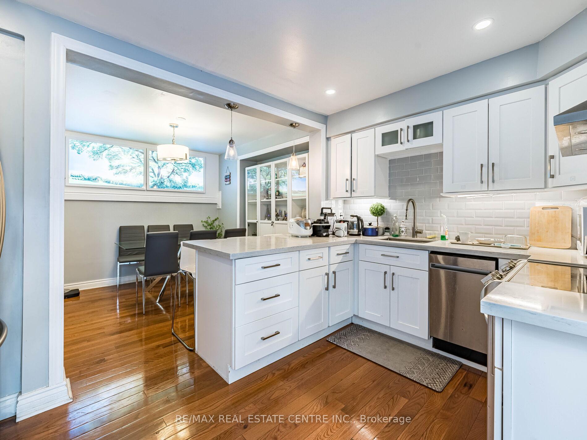 5 Bedrooms Condo at 34 San Roberto, Toronto For sale