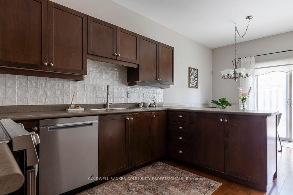 2 Bedrooms Condo at 130 Southbrook, Hamilton For sale