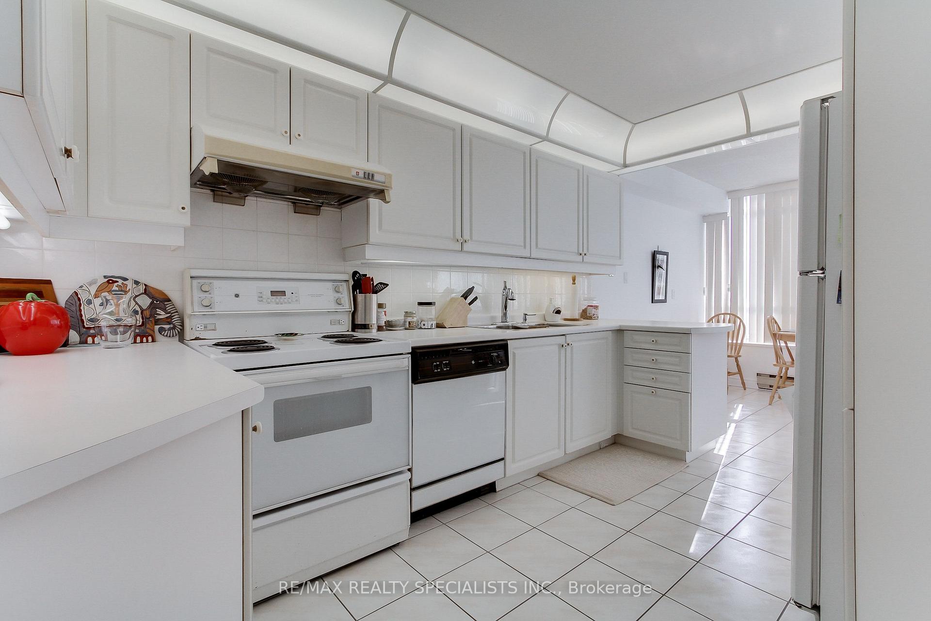 3 Bedrooms Condo at 168 Bonis, Toronto For sale