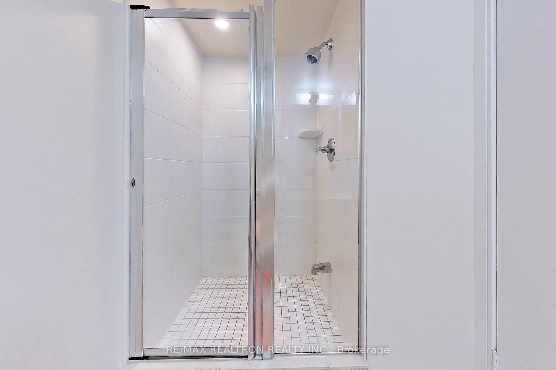 2 Bedrooms Condo at 125 Village Green, Toronto For sale