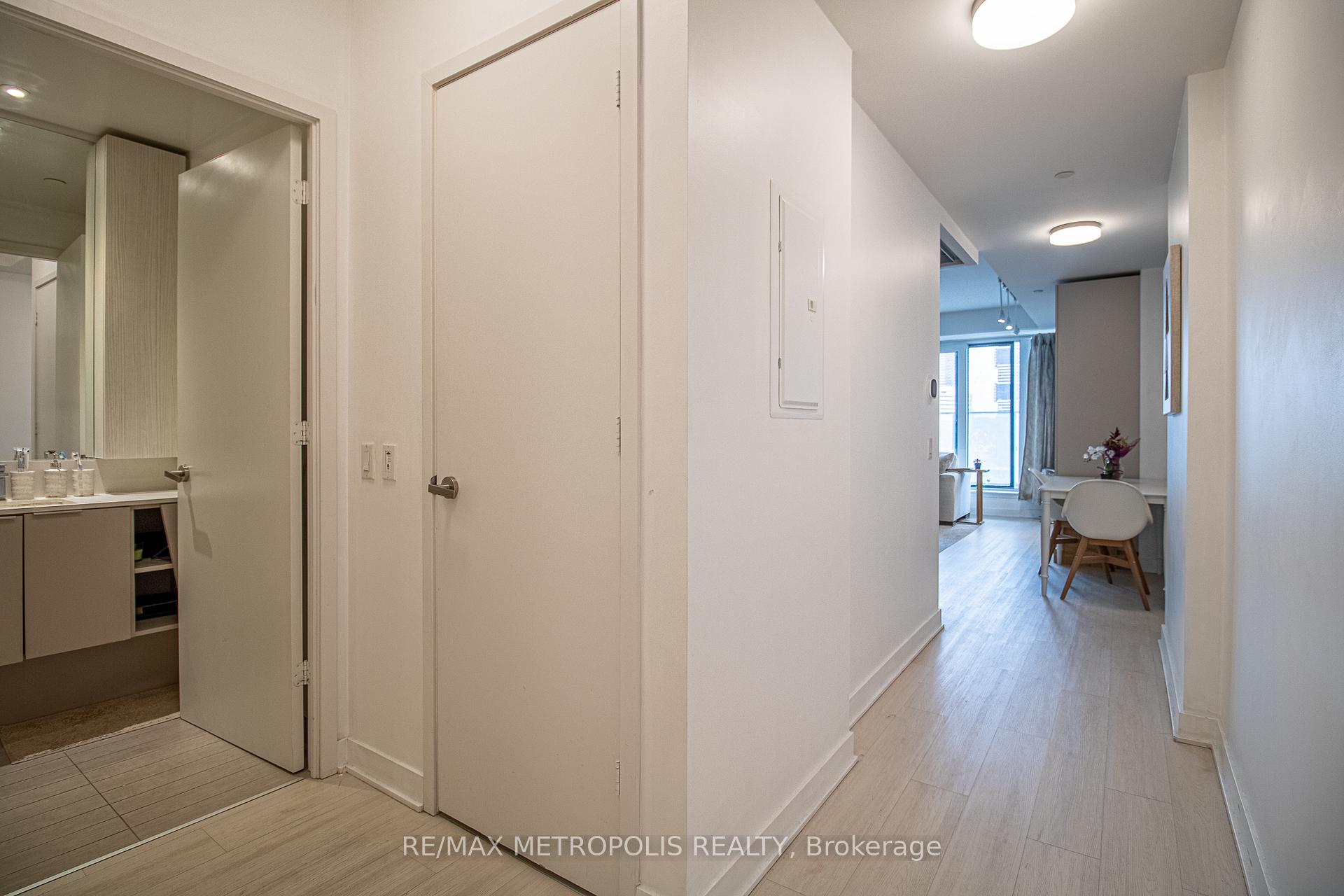 2 Bedrooms Condo at 3900 Confederation, Mississauga For sale