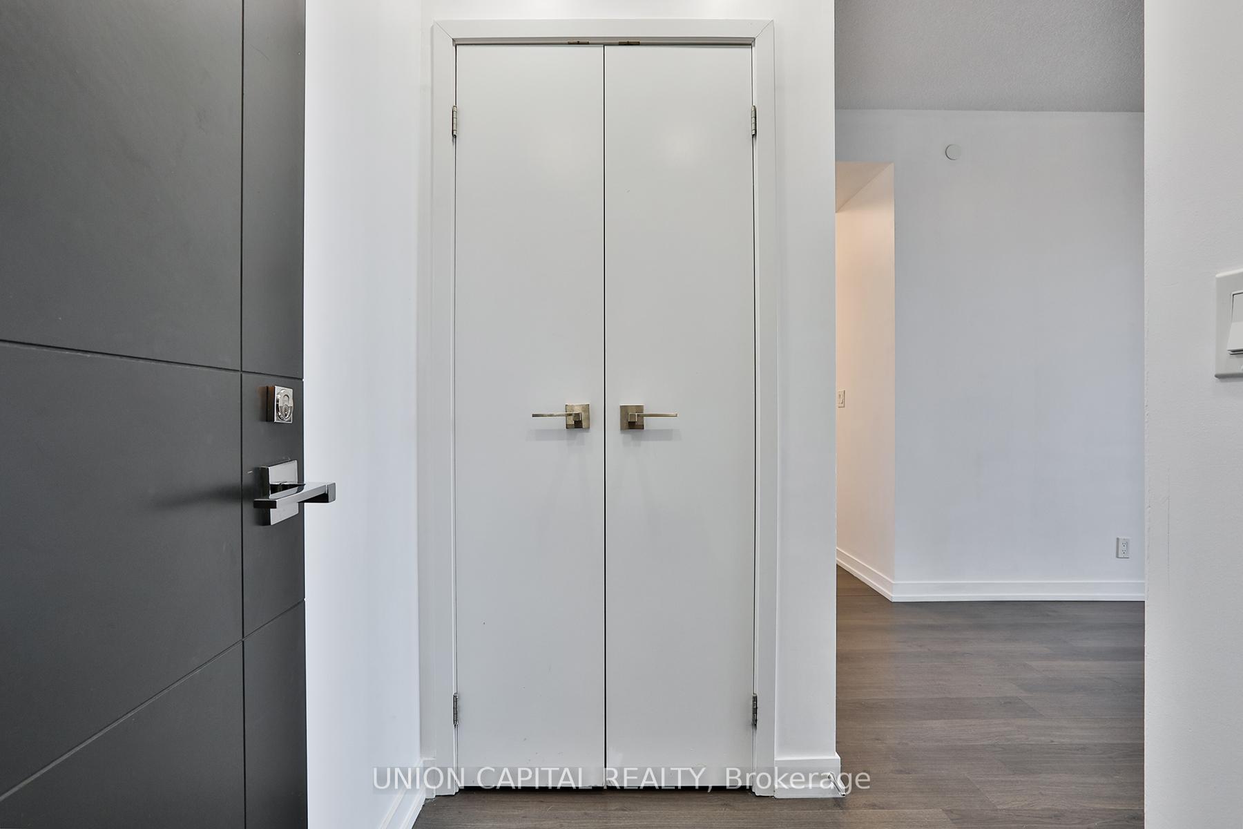 2 Bedrooms Condo at 89 Dunfield, Toronto For sale