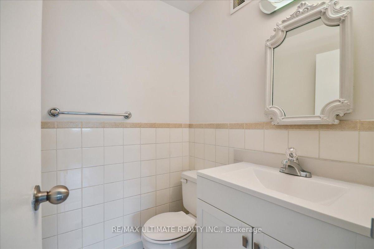 3 Bedrooms Condo at 2001 Bonnymede, Mississauga For sale