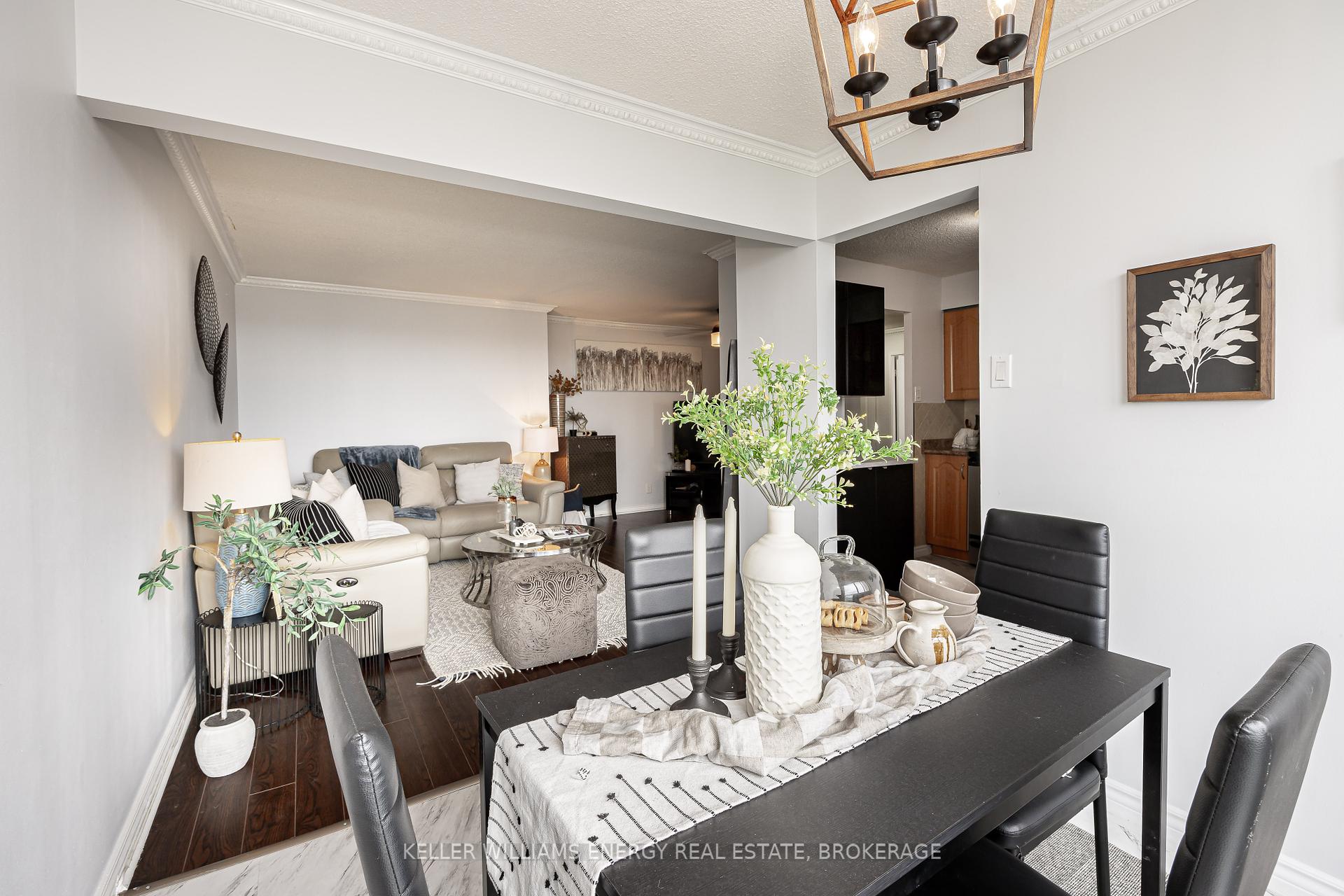 2 Bedrooms Condo at 41 Markbrook,  Toronto For sale