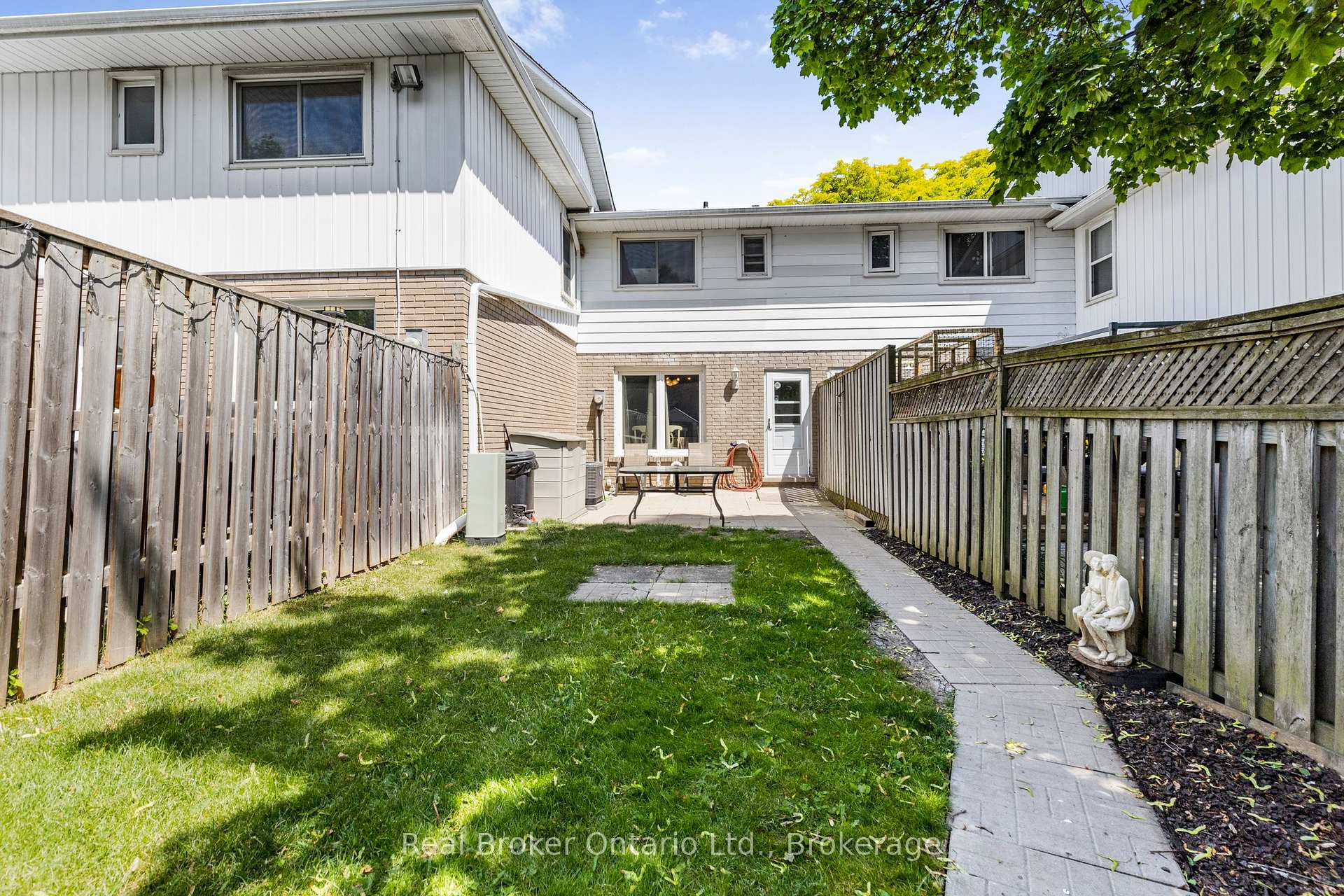 3 Bedrooms Condo at 2111 Meadowbrook, Burlington For sale