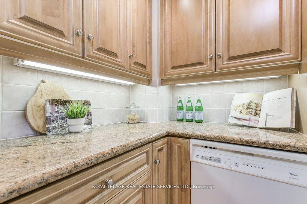 2 Bedrooms Condo at 10 Old York Mills, Toronto For sale