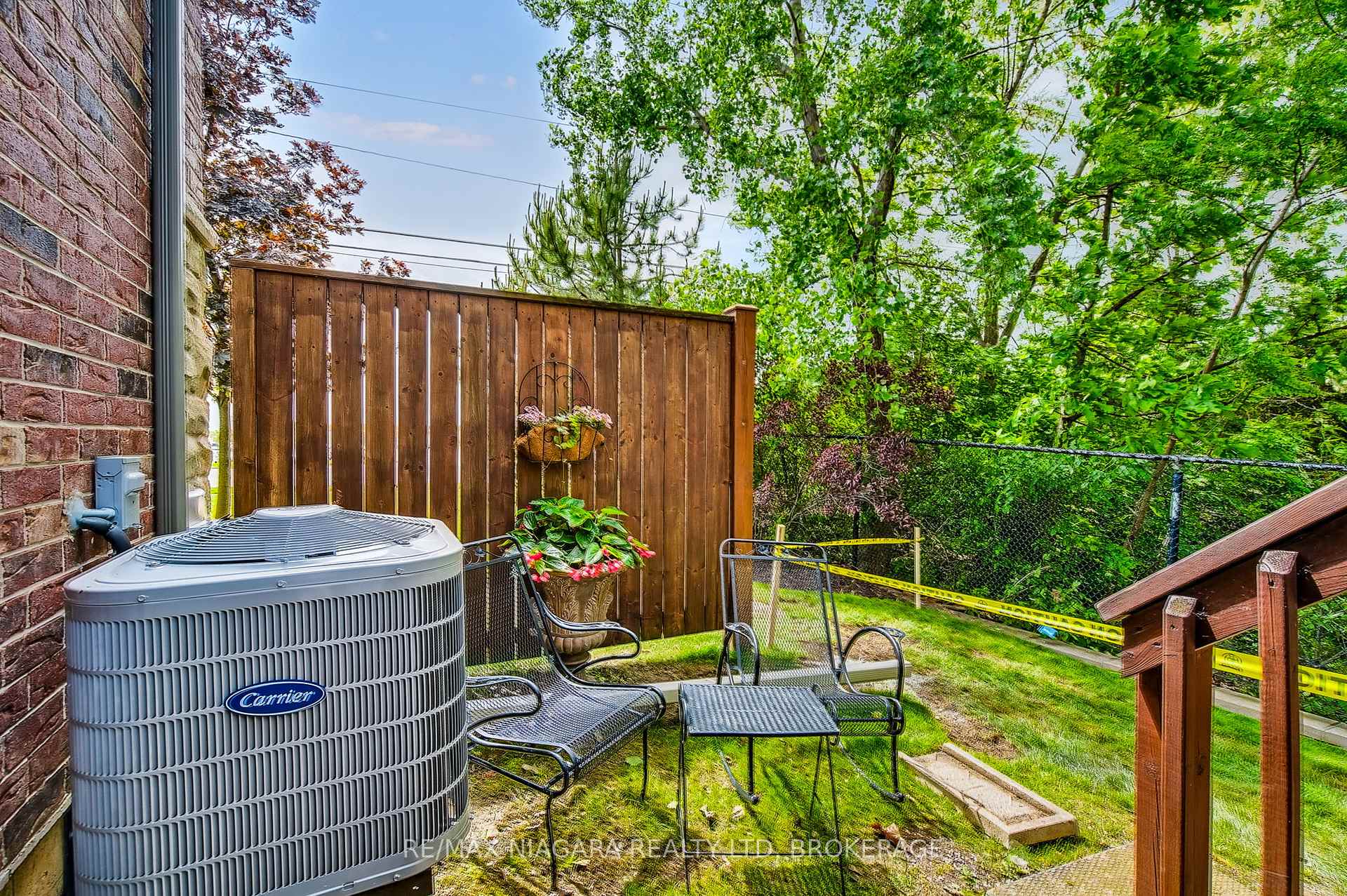 3 Bedrooms Condo at 5 Liddycoat, Hamilton For sale
