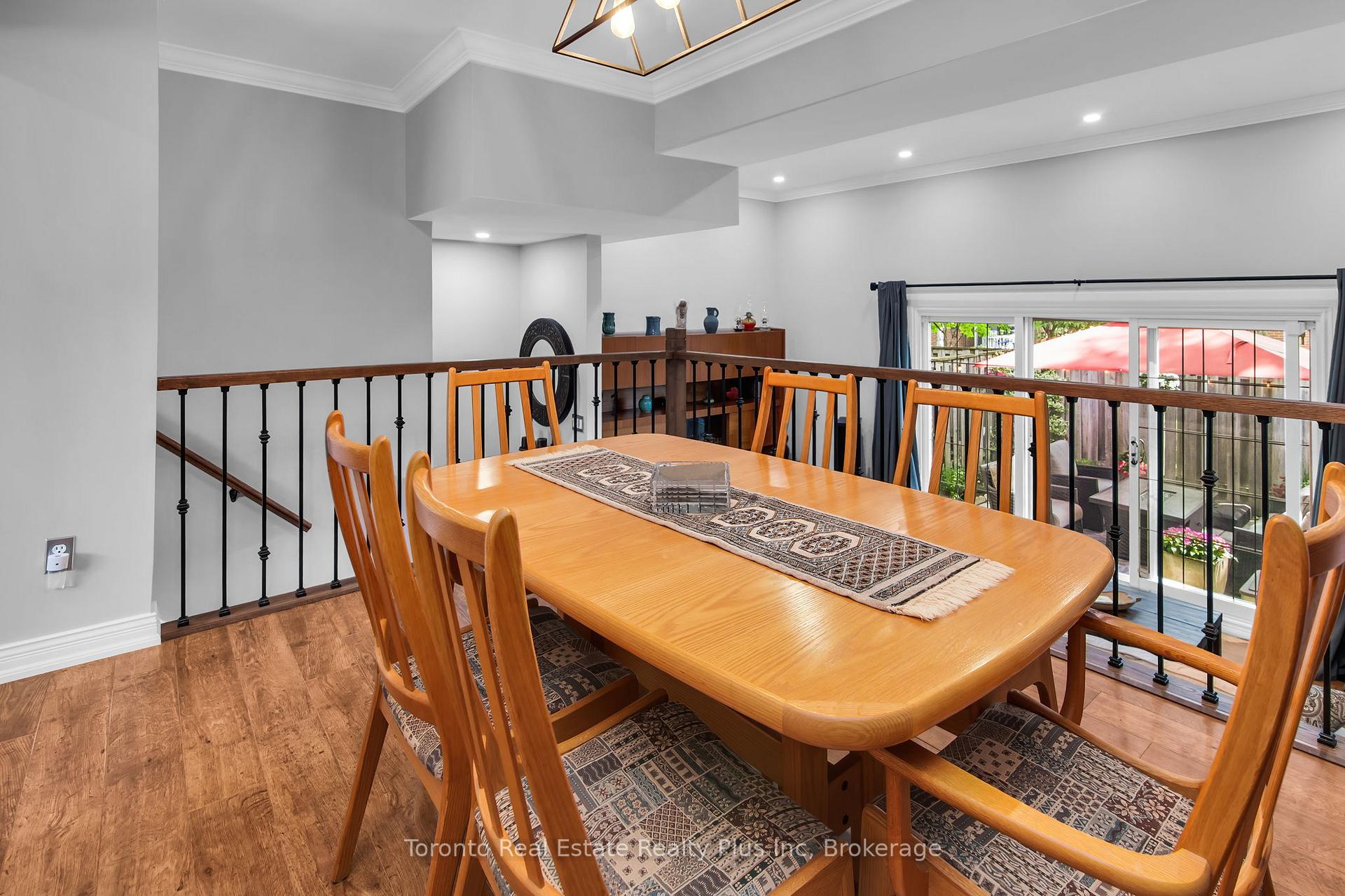 3 Bedrooms Condo at 400 Bloor, Mississauga For sale