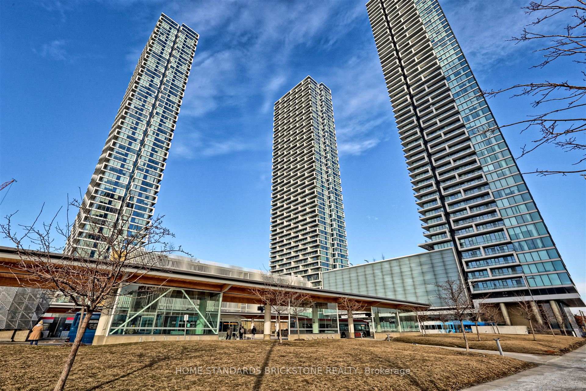 2 Bedrooms Condo at 898 Portage, Vaughan For sale