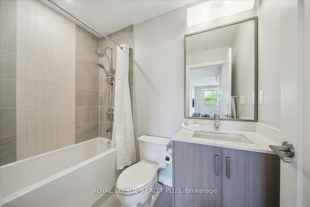 2 Bedrooms Condo at 1575 Lakeshore, Mississauga For sale