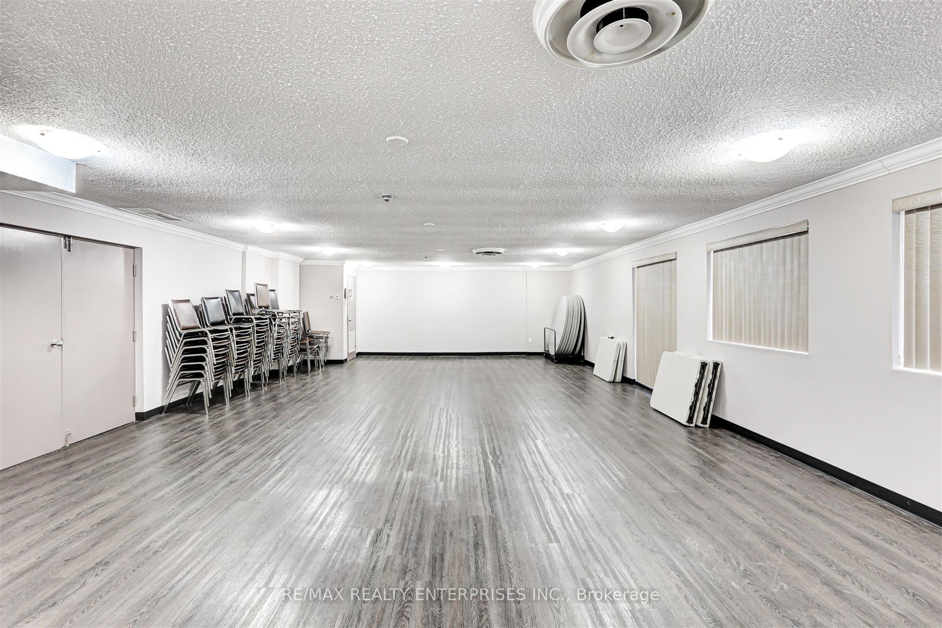 3 Bedrooms Condo at 2001 Bonnymede, Mississauga For sale