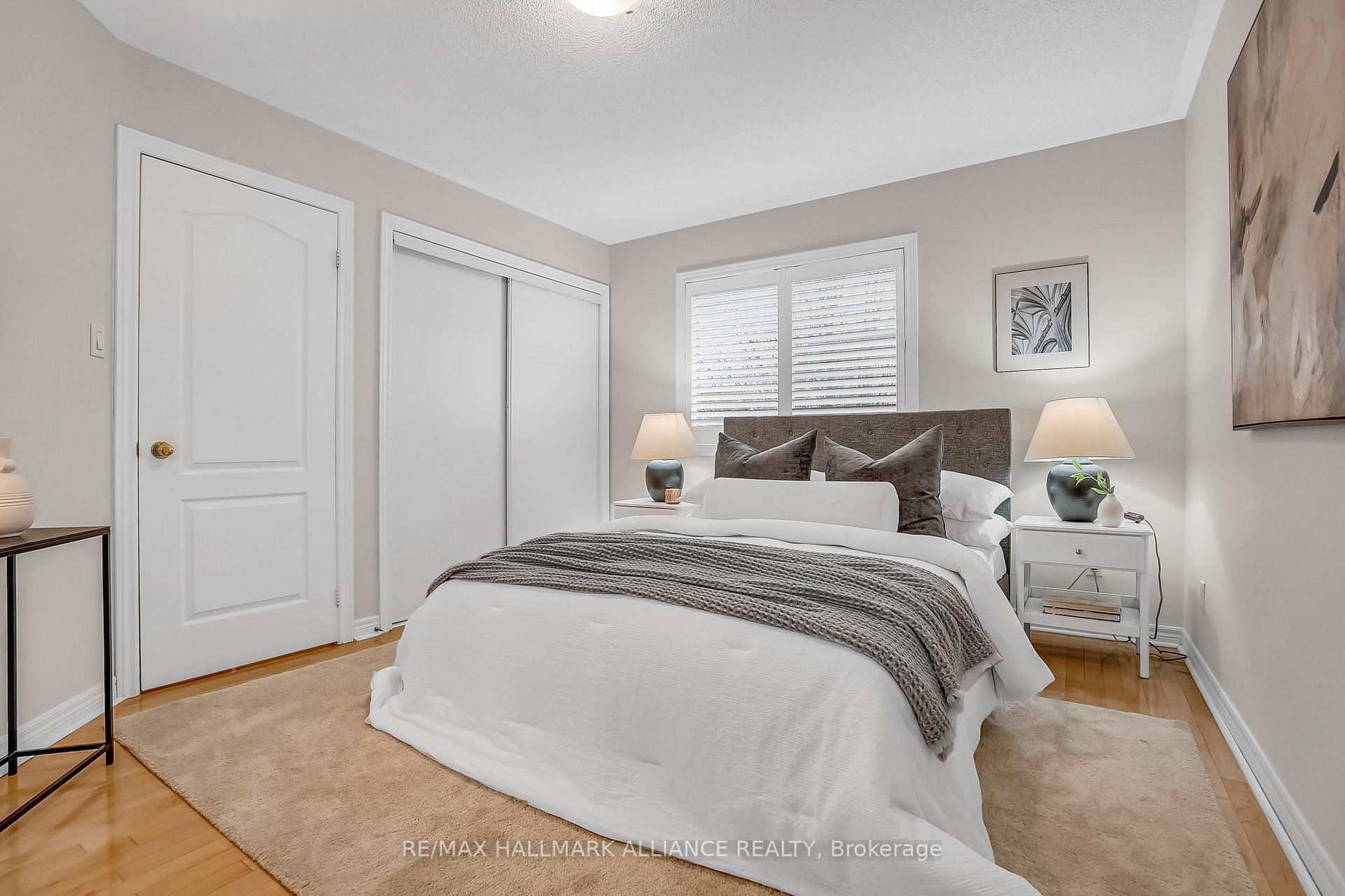 3 Bedrooms Condo at 5031 East Mill,  Mississauga For sale