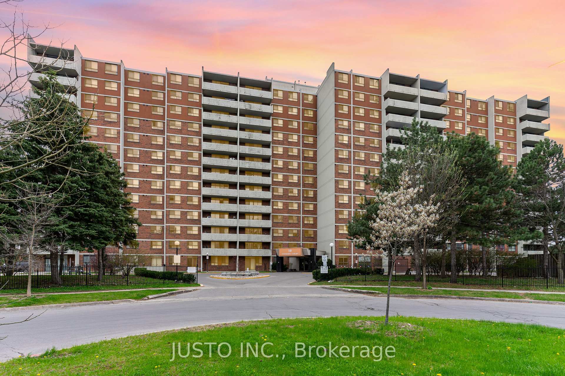 3 Bedrooms Condo at 10 Stonehill, Toronto For sale