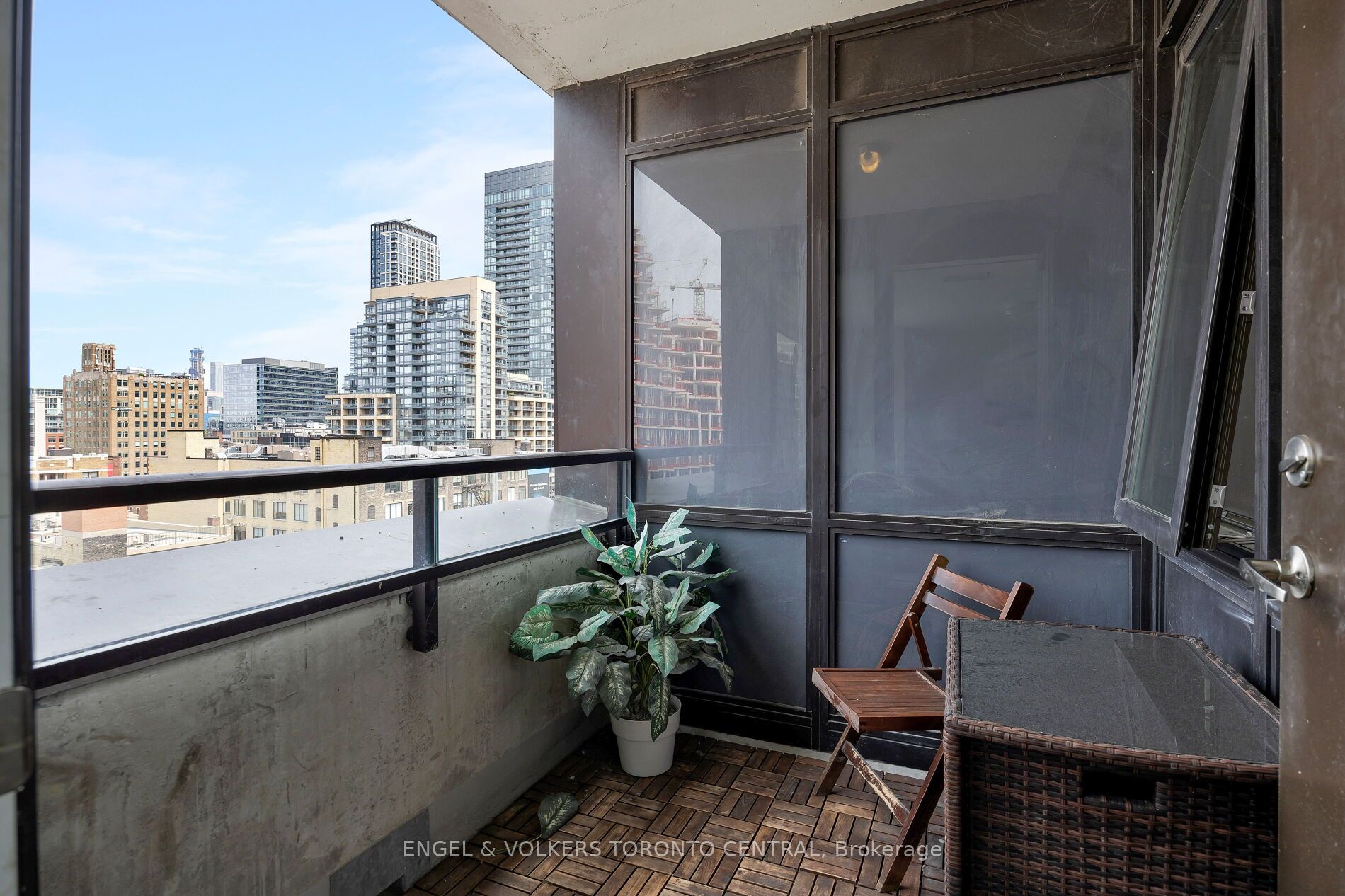 400 Wellington Street W, #1001