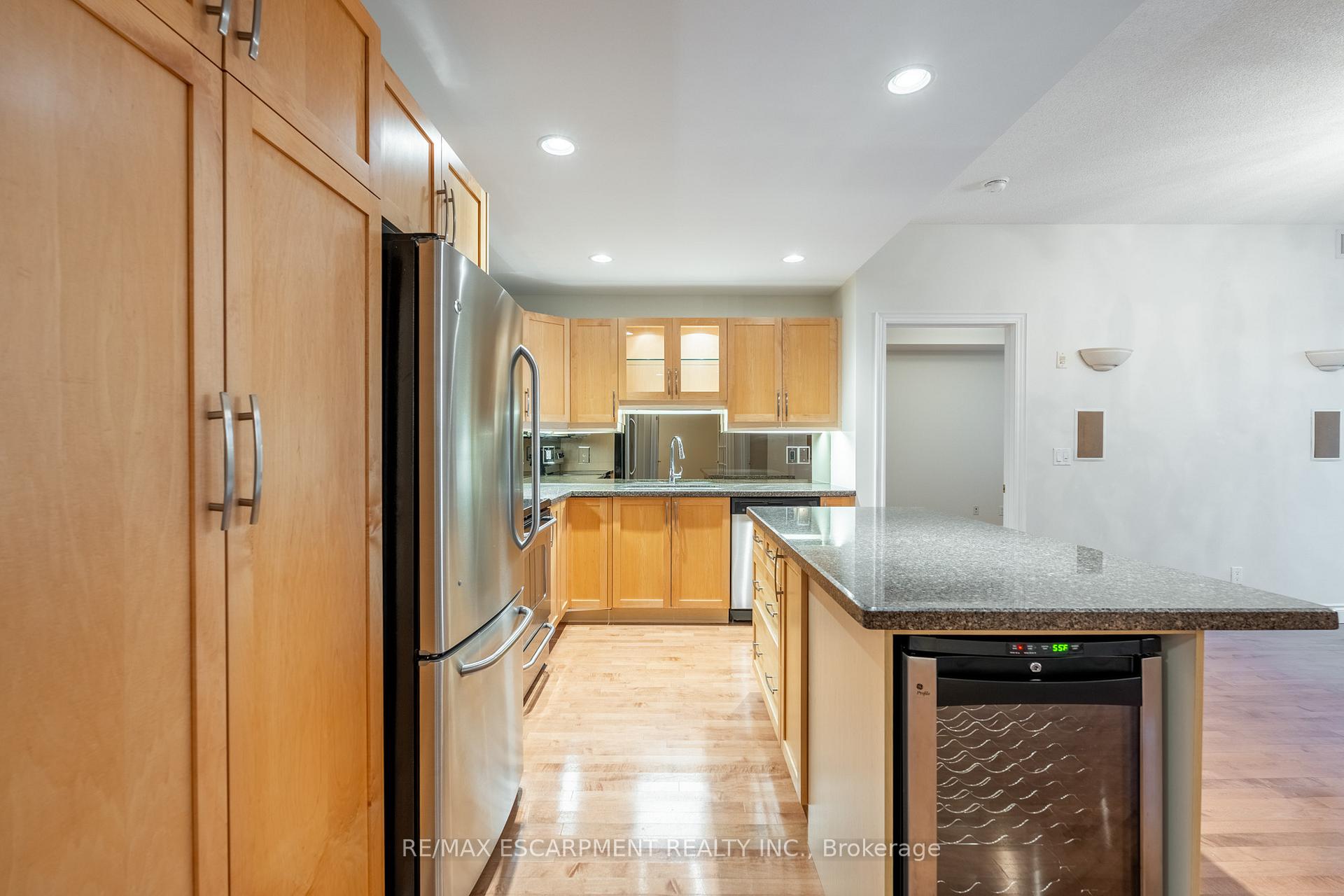 2 Bedrooms Condo at 399 Elizabeth, Burlington For sale