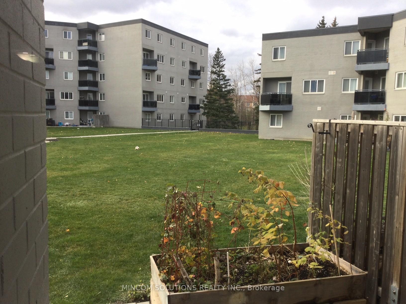 2 Bedrooms Condo at 2001 Bonnymede,  Mississauga For sale