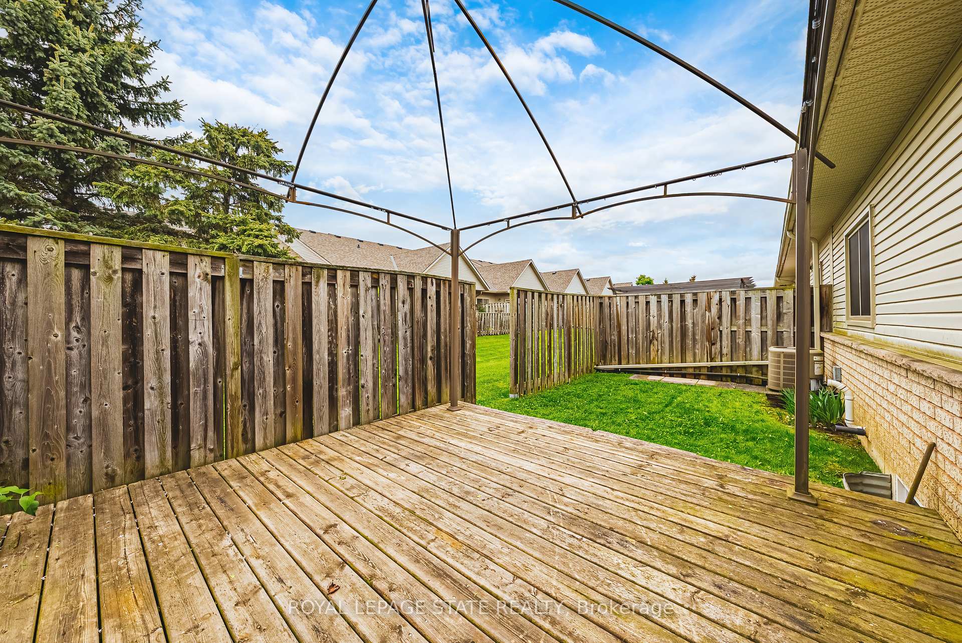 2 Bedrooms Condo at 130 Southbrook, Hamilton For sale