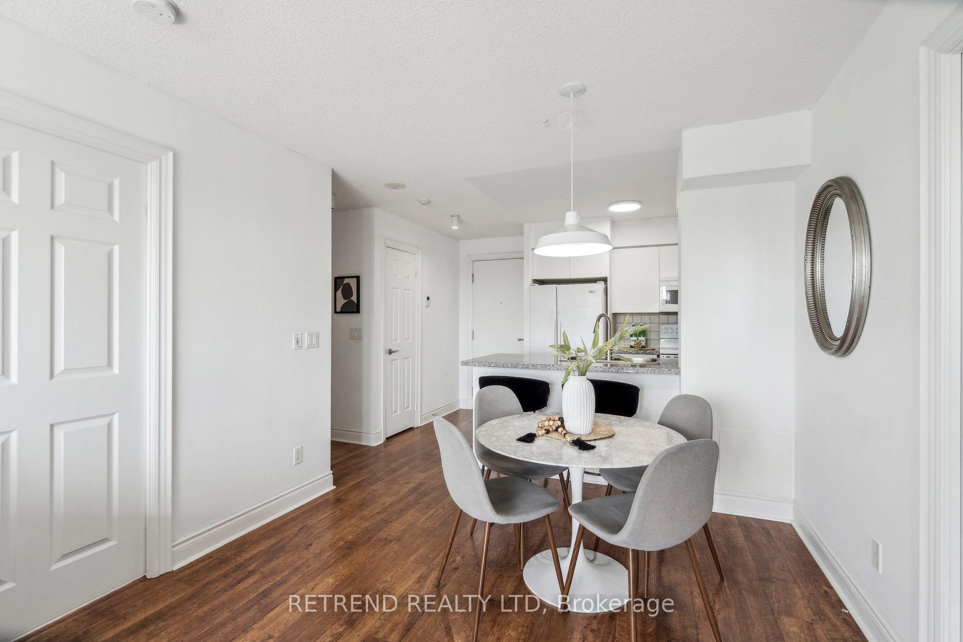 2 Bedrooms Condo at 15 Greenview, Toronto For sale