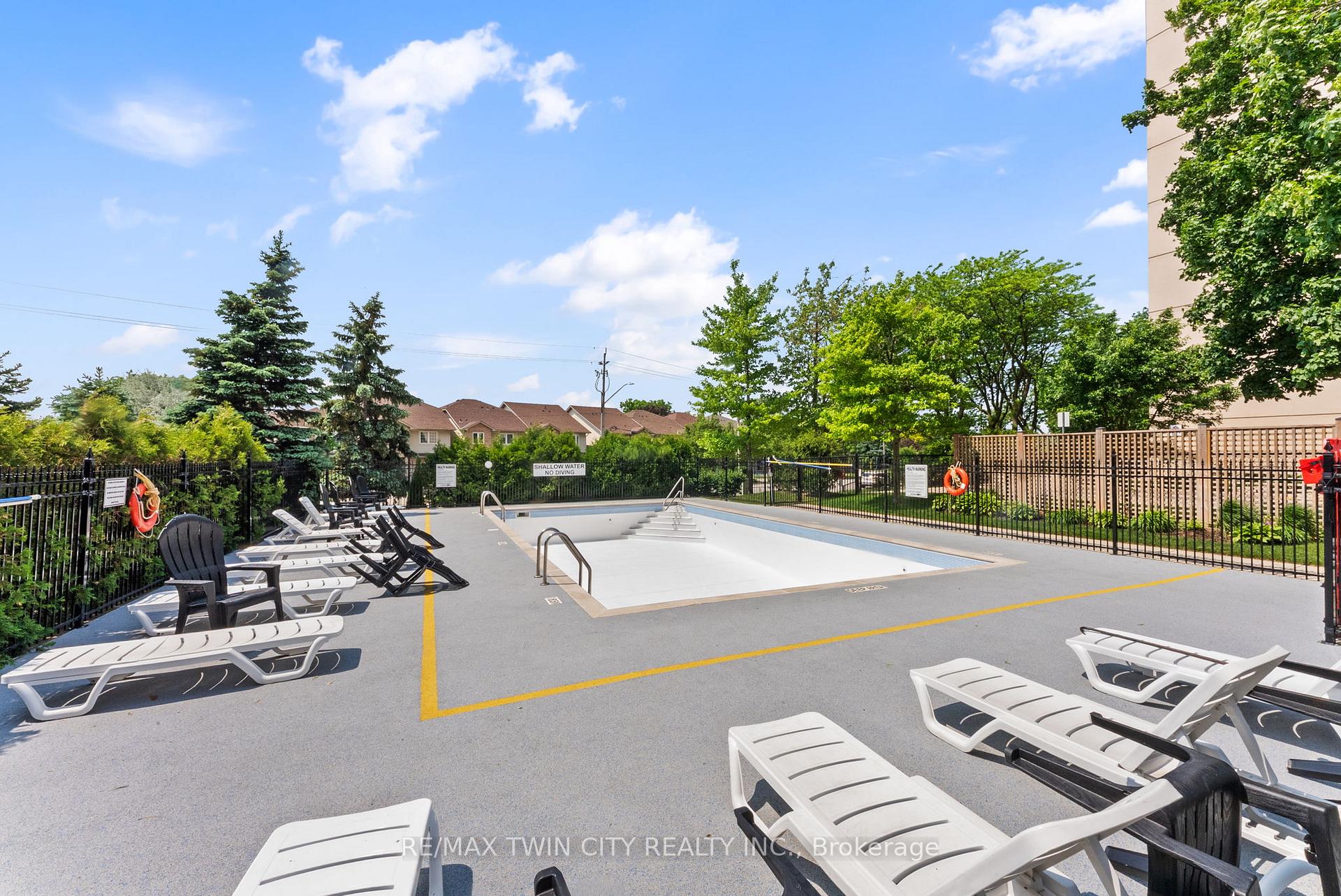 2 Bedrooms Condo at 301 Frances, Hamilton For sale