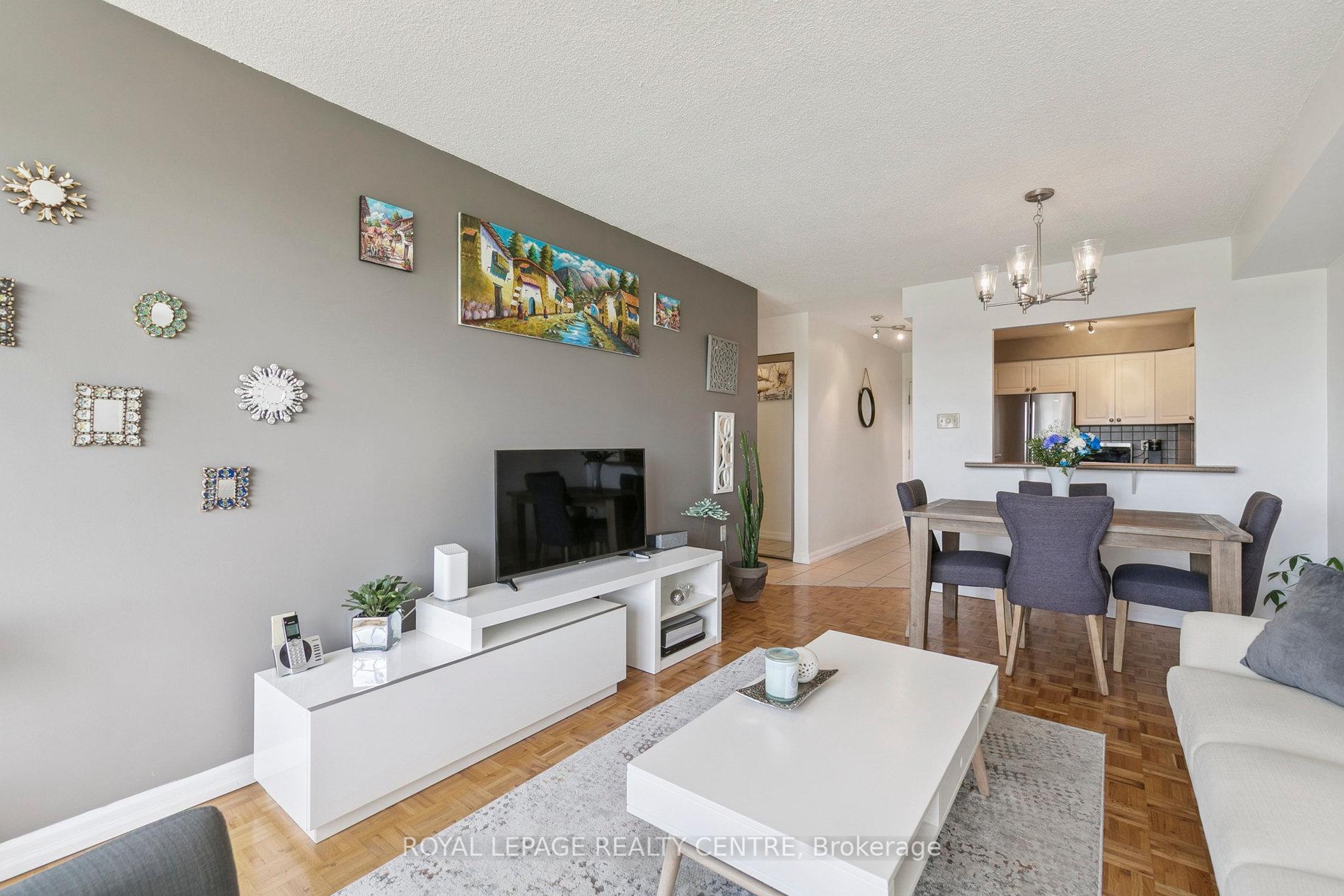 3 Bedrooms Condo at 1110 Walden, Mississauga For sale