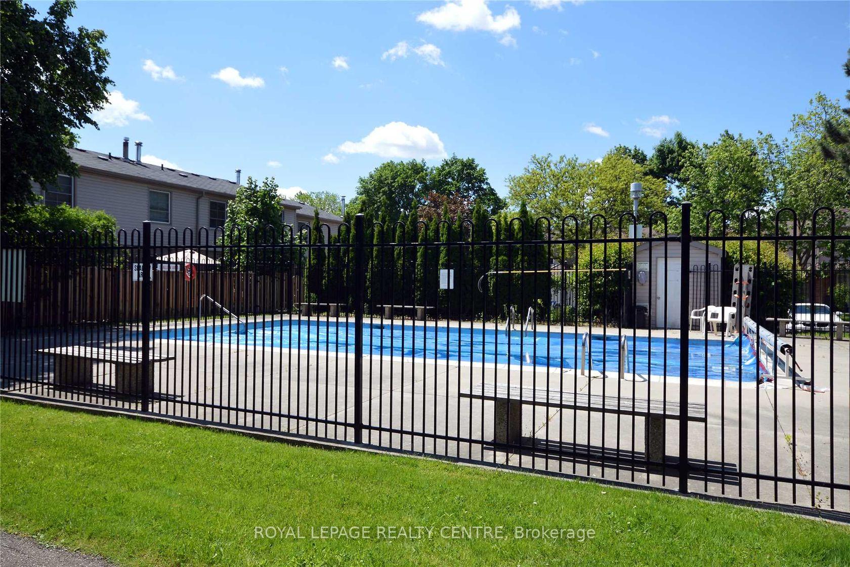 3 Bedrooms Condo at 3400 Rhonda, Mississauga For sale