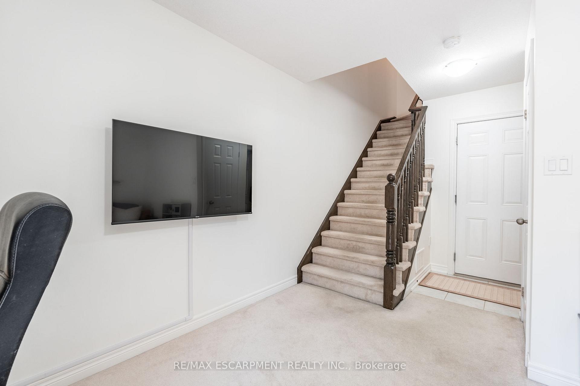 2 Bedrooms Condo at 181 Plains, Burlington For sale