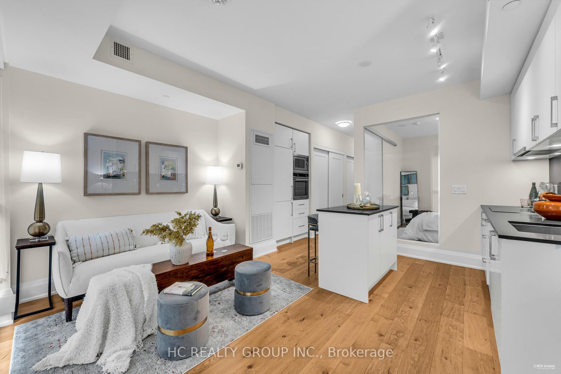 2 Bedrooms Condo at 88 Cumberland,  Toronto For sale