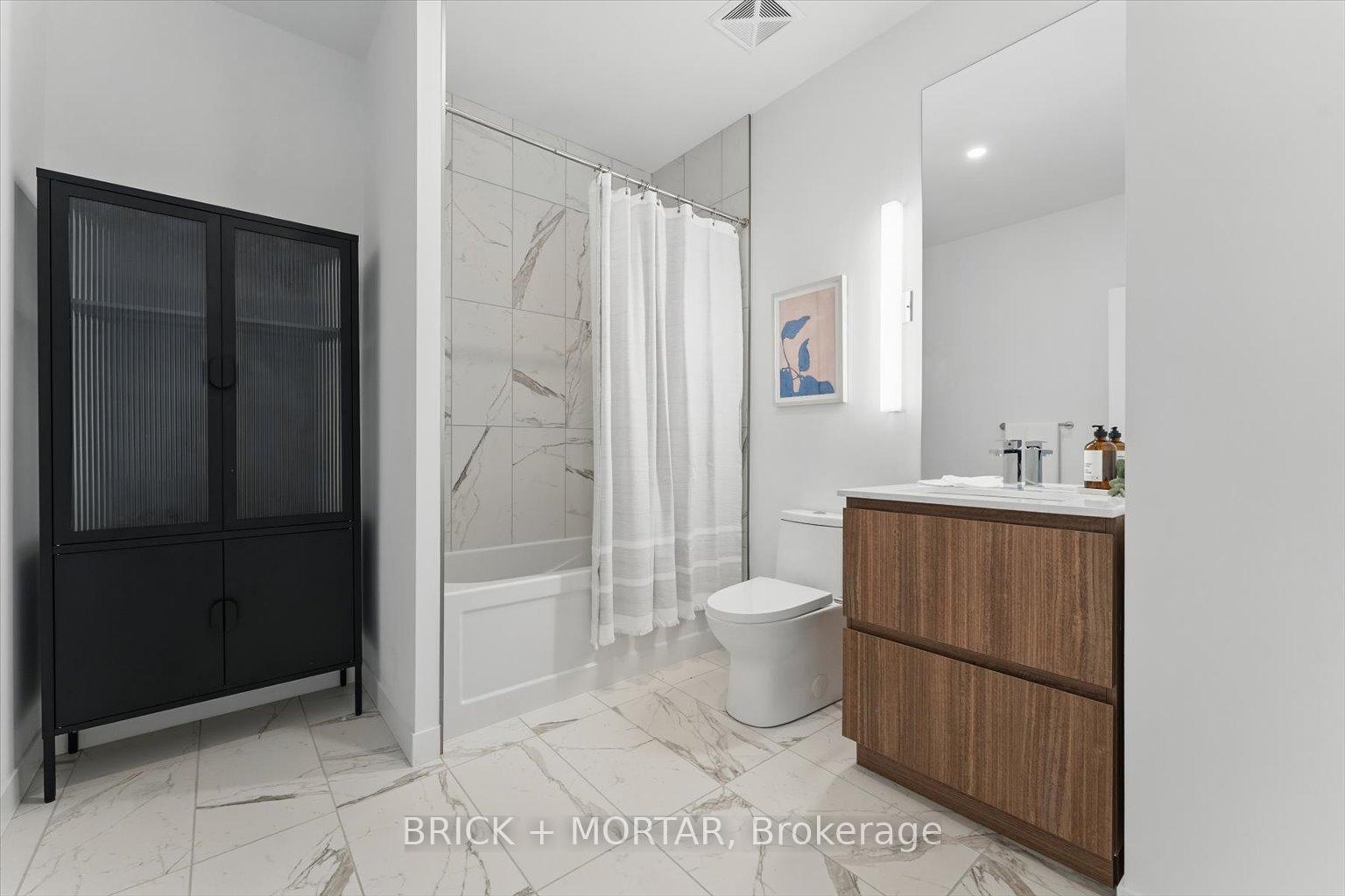 3 Bedrooms Condo at 1 Hillsdale, Toronto For sale