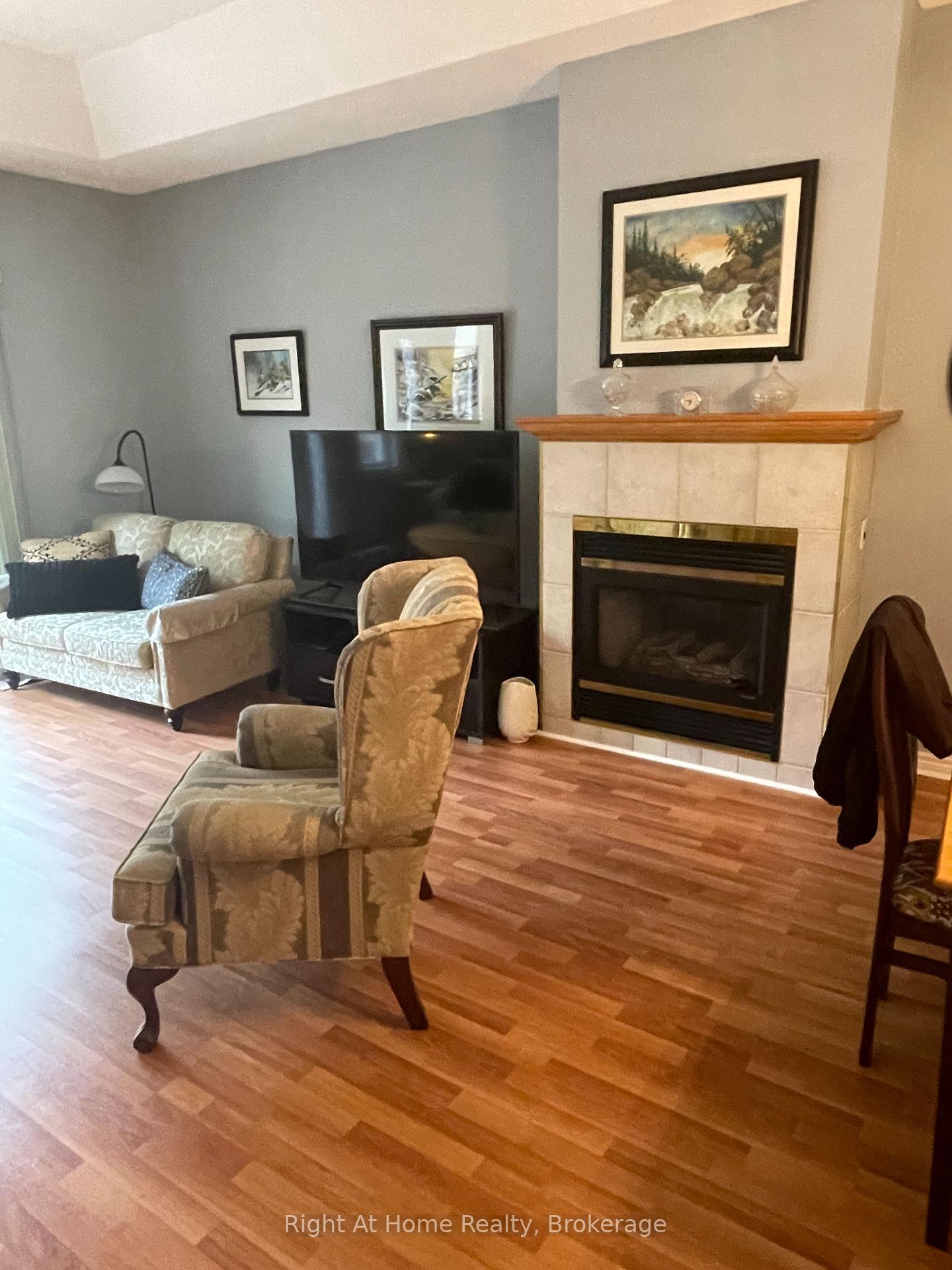 2 Bedrooms Condo at 84 Greentrail, Hamilton For sale