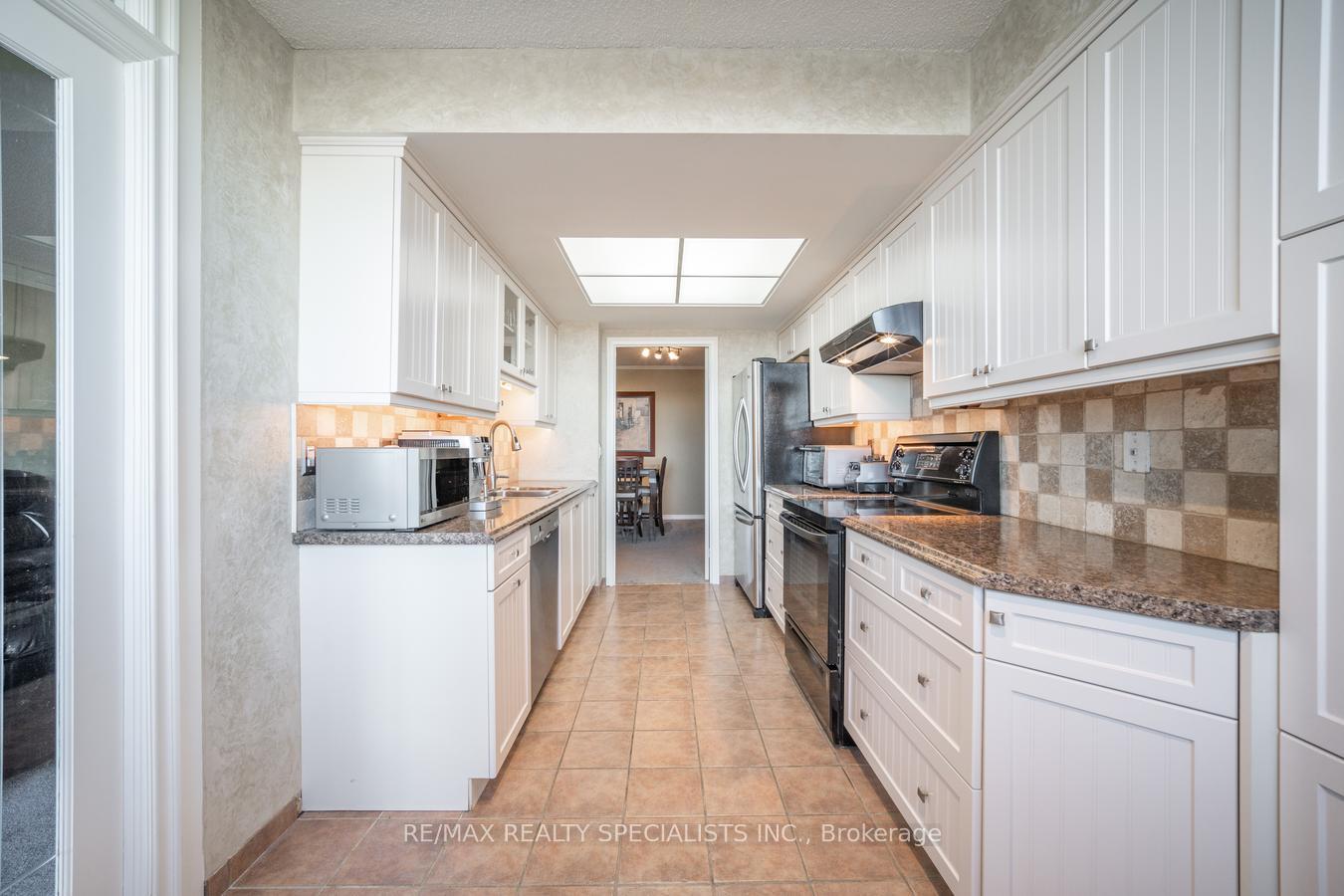 2 Bedrooms Condo at 4235 Sherwoodtowne, Mississauga For sale