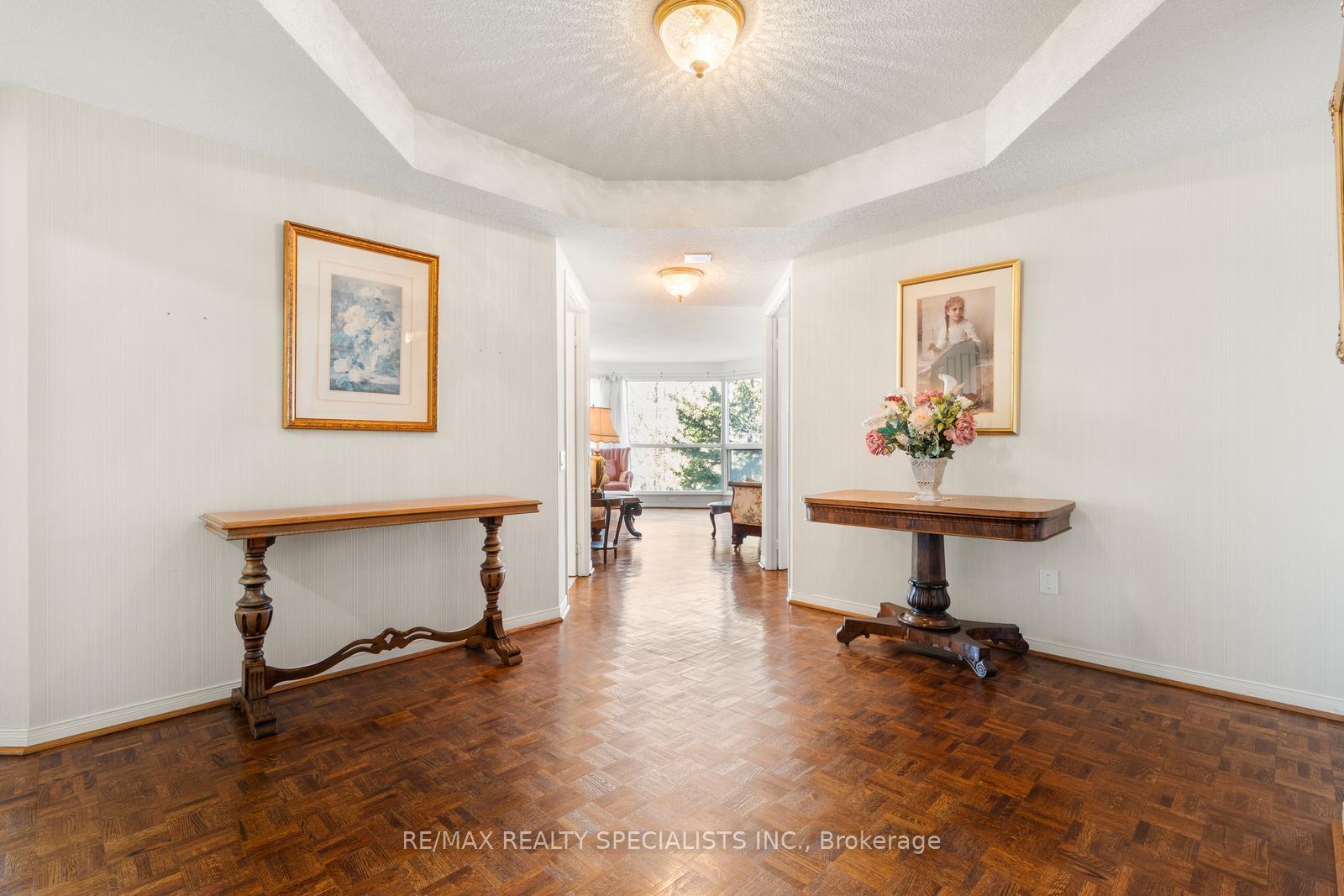2 Bedrooms Condo at 1800 The Collegeway, Mississauga For sale