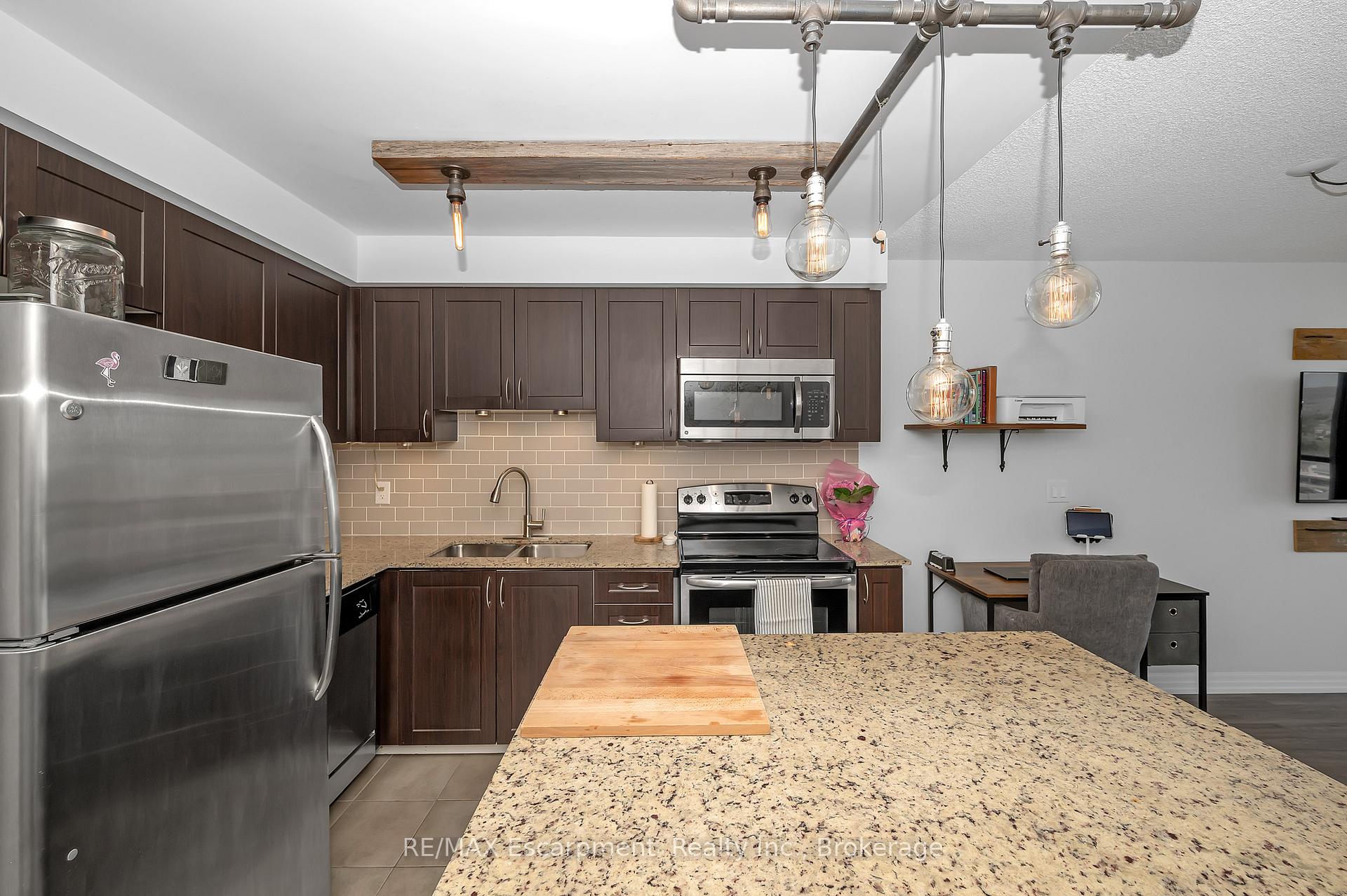 2 Bedrooms Condo at 1940 Ironstone, Burlington For sale