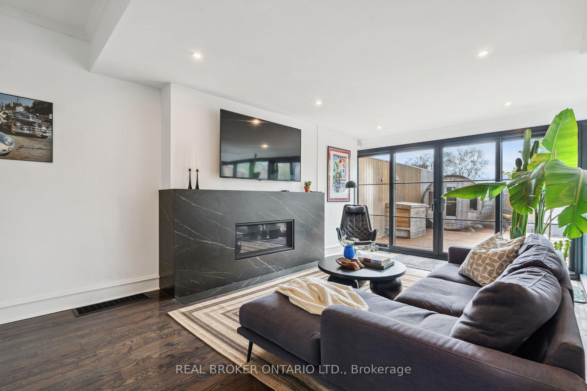 2 Bedrooms Condo at 300 Avenue, Toronto For sale