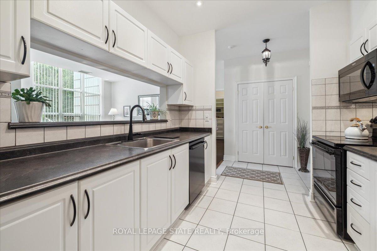 2 Bedrooms Condo at 442 Maple, Burlington For sale