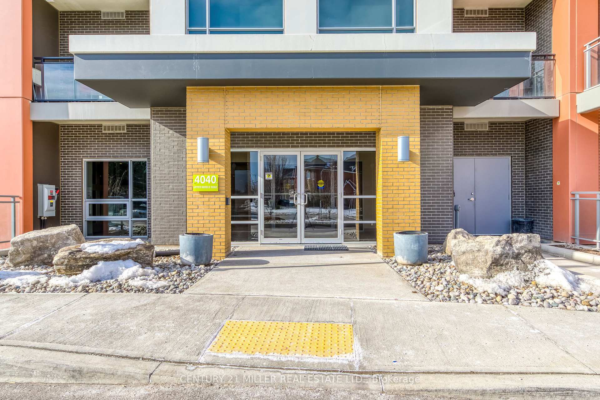 2 Bedrooms Condo at 4040 Upper Middle, Burlington For sale