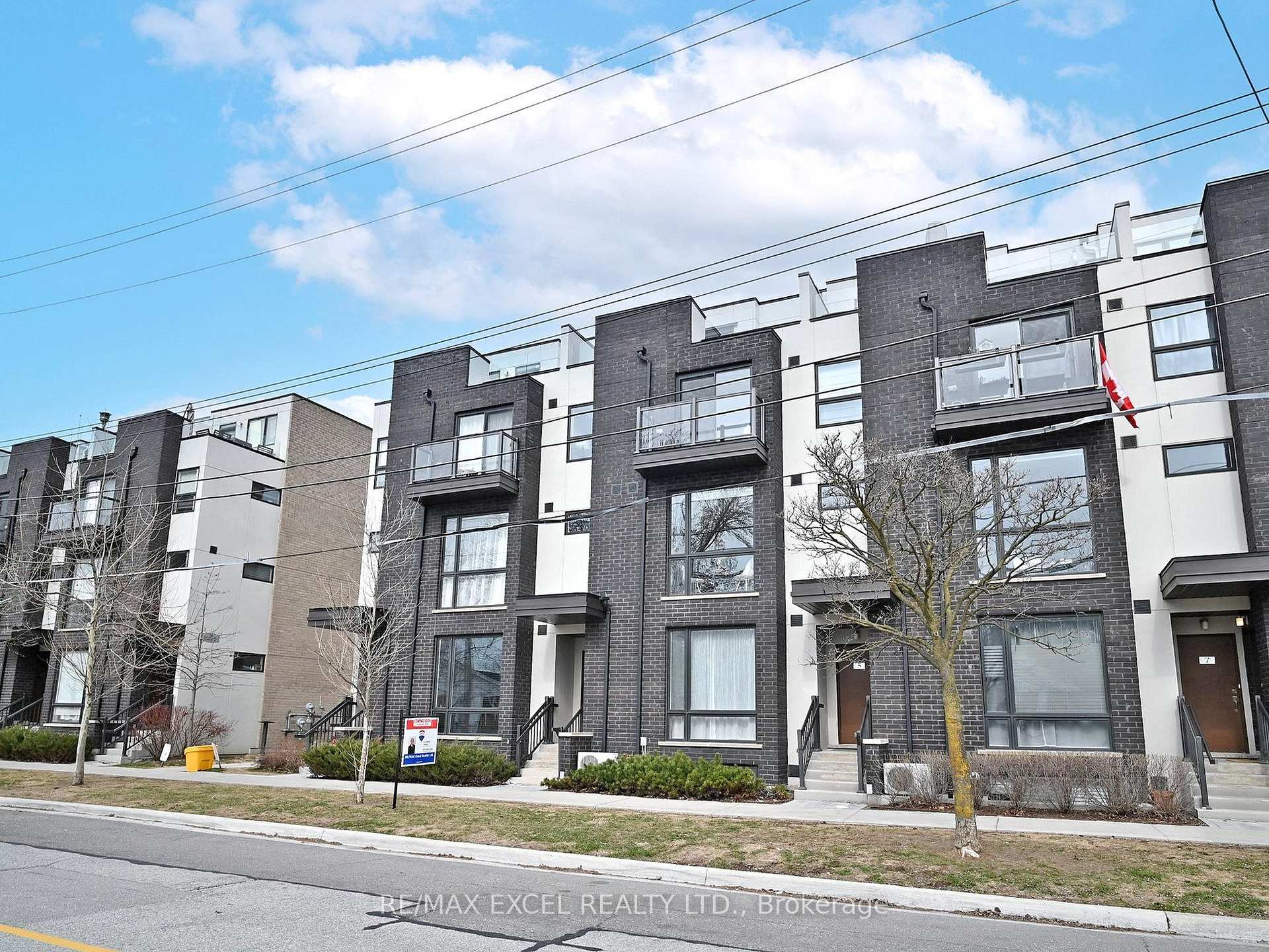 2 Bedrooms Condo at 24 Fieldway,  Toronto For sale