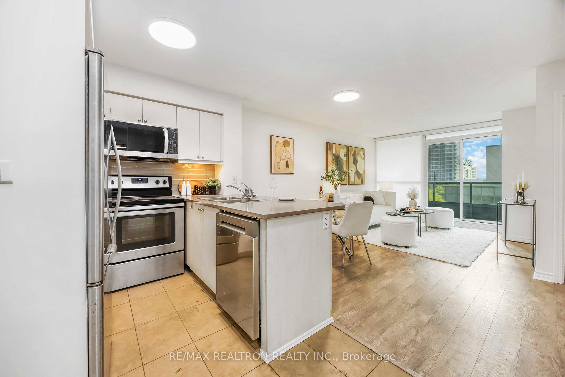 2 Bedrooms Condo at 25 Lower Simcoe, Toronto For sale