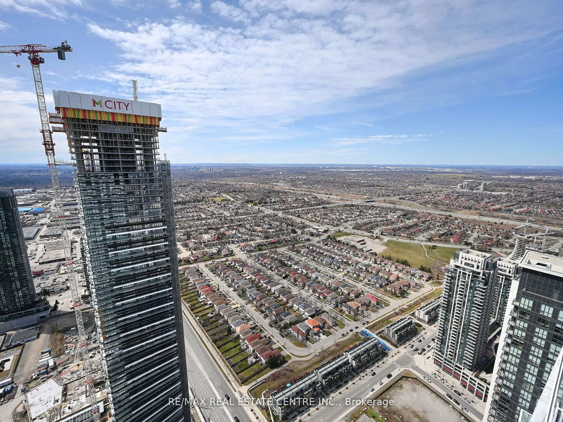 3 Bedrooms Condo at 3900 Confederation, Mississauga For sale