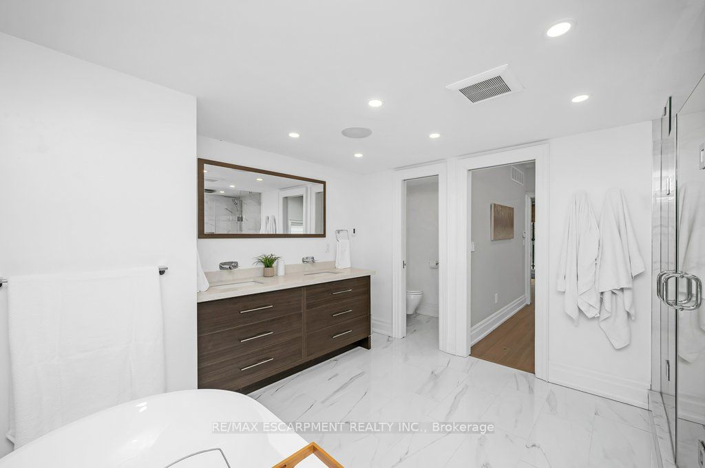 820 Cosburn Avenue, Toronto, ON M4C 2W1