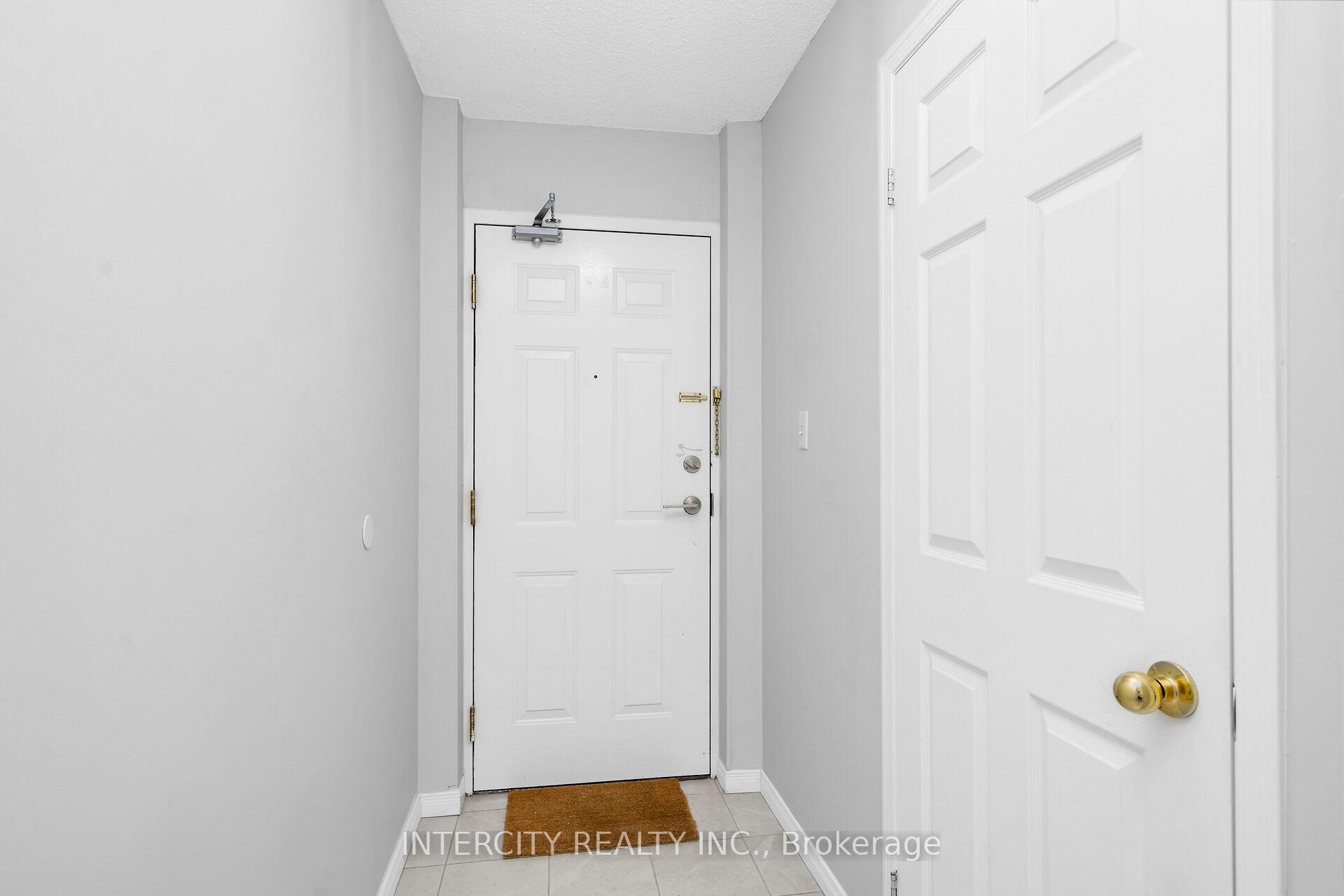 3 Bedrooms Condo at 32 Tannery, Mississauga For sale