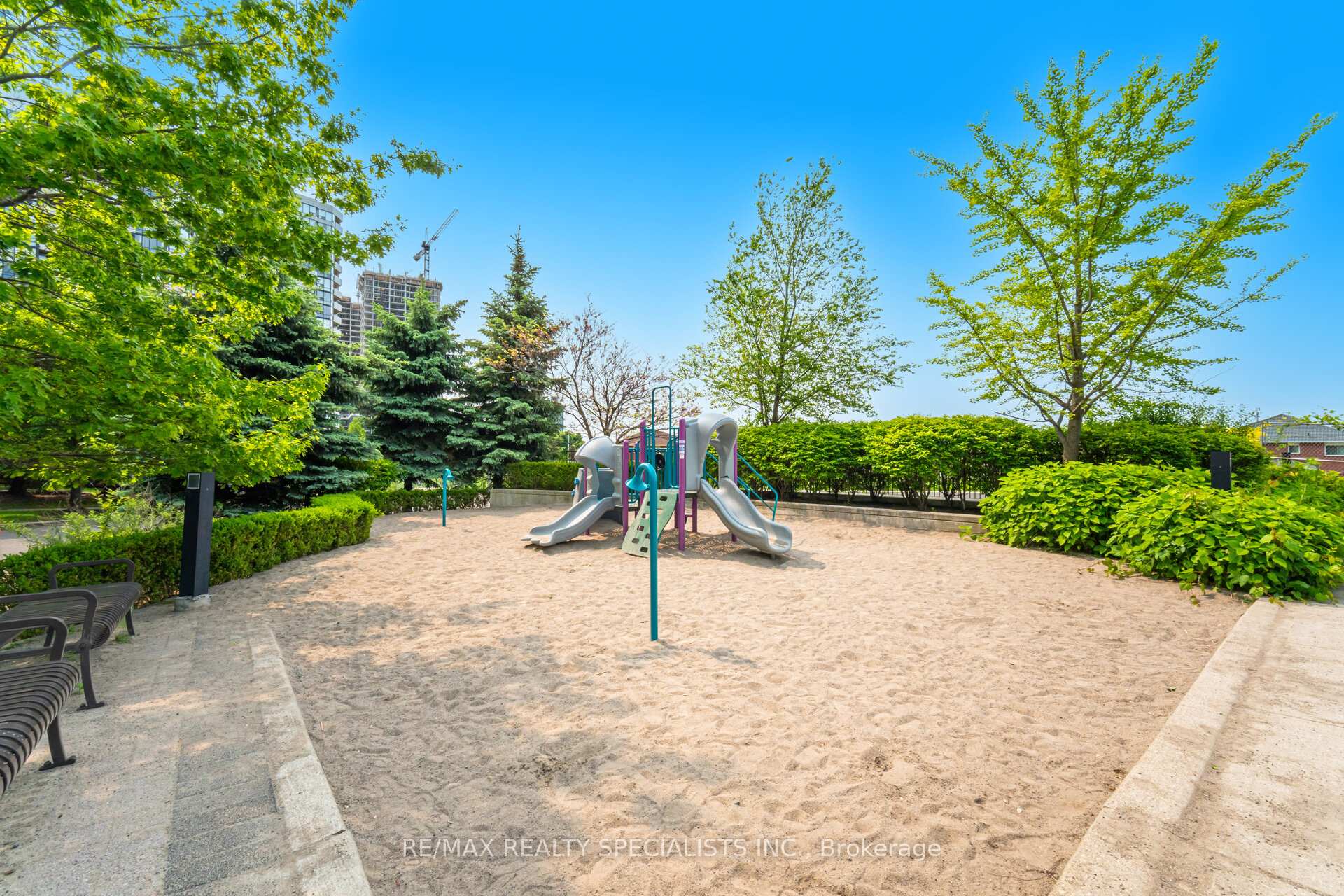 2 Bedrooms Condo at 335 Rathburn, Mississauga For sale