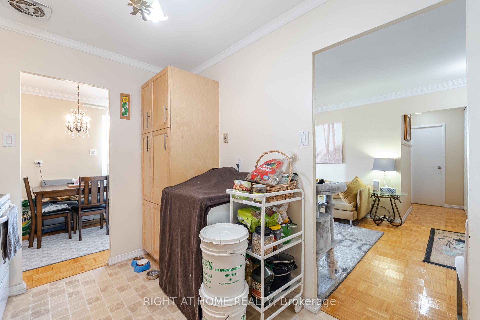 2 Bedrooms Condo at 1660 Bloor, Mississauga For sale