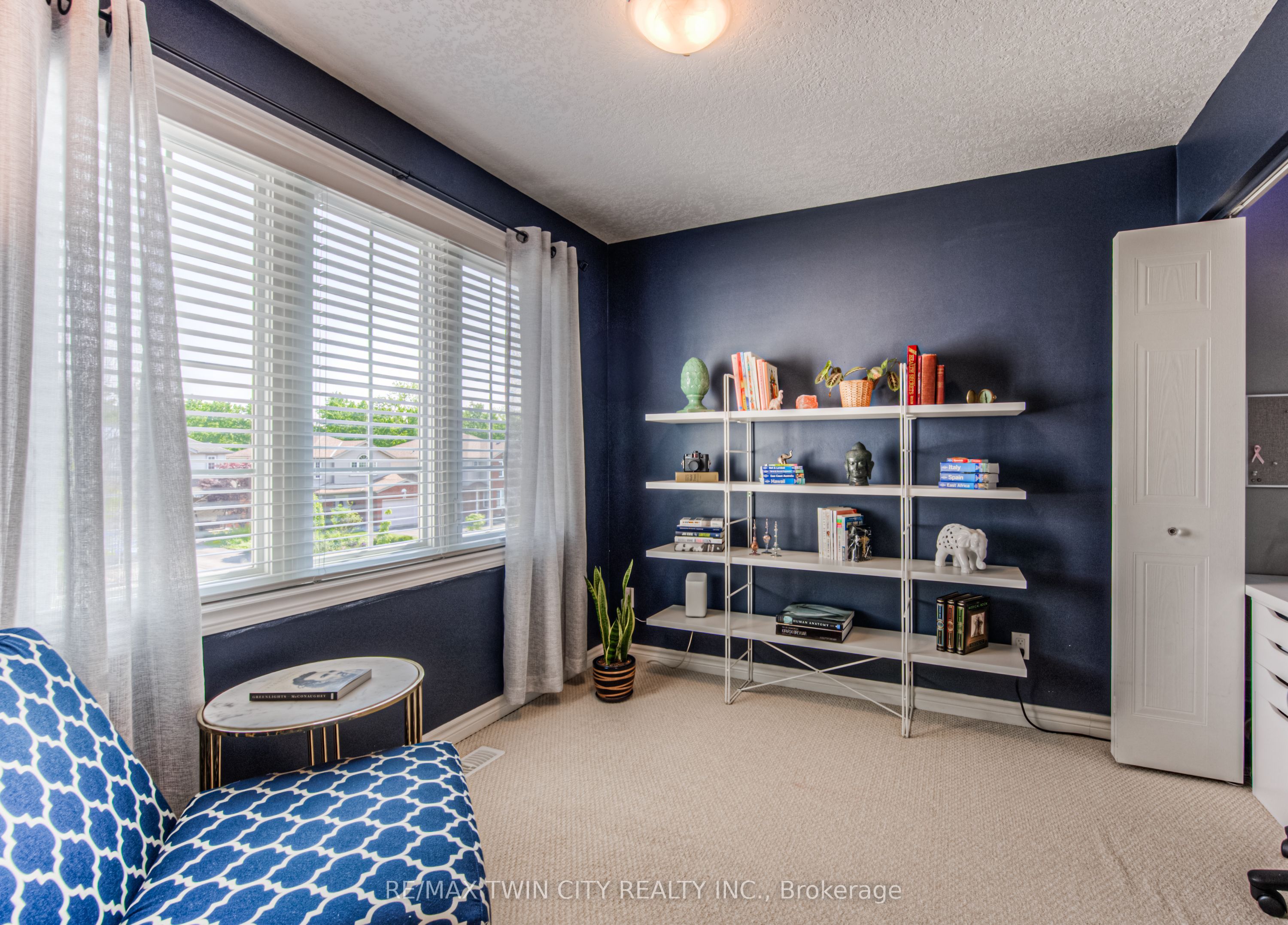 381 University Downs Crescent