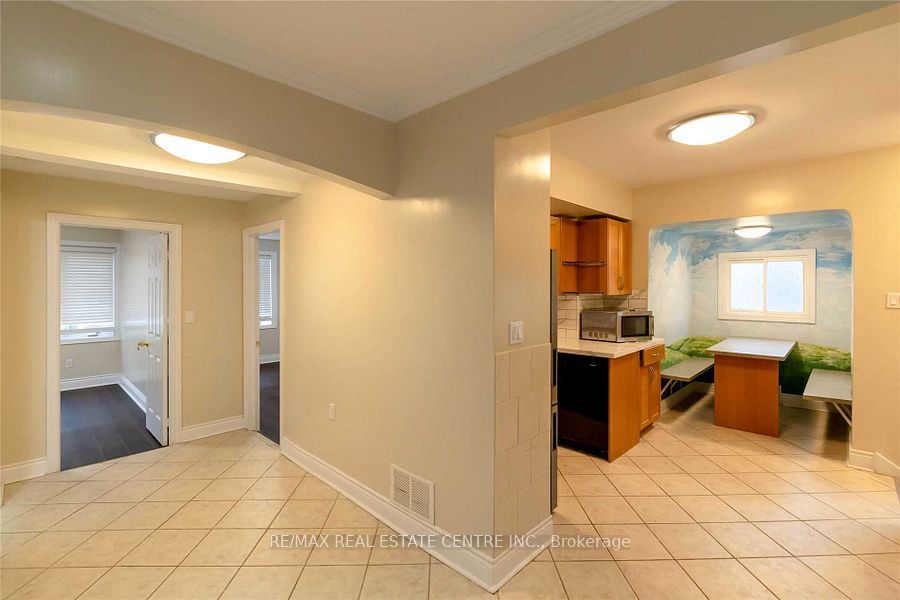 27 Hollywood Street N