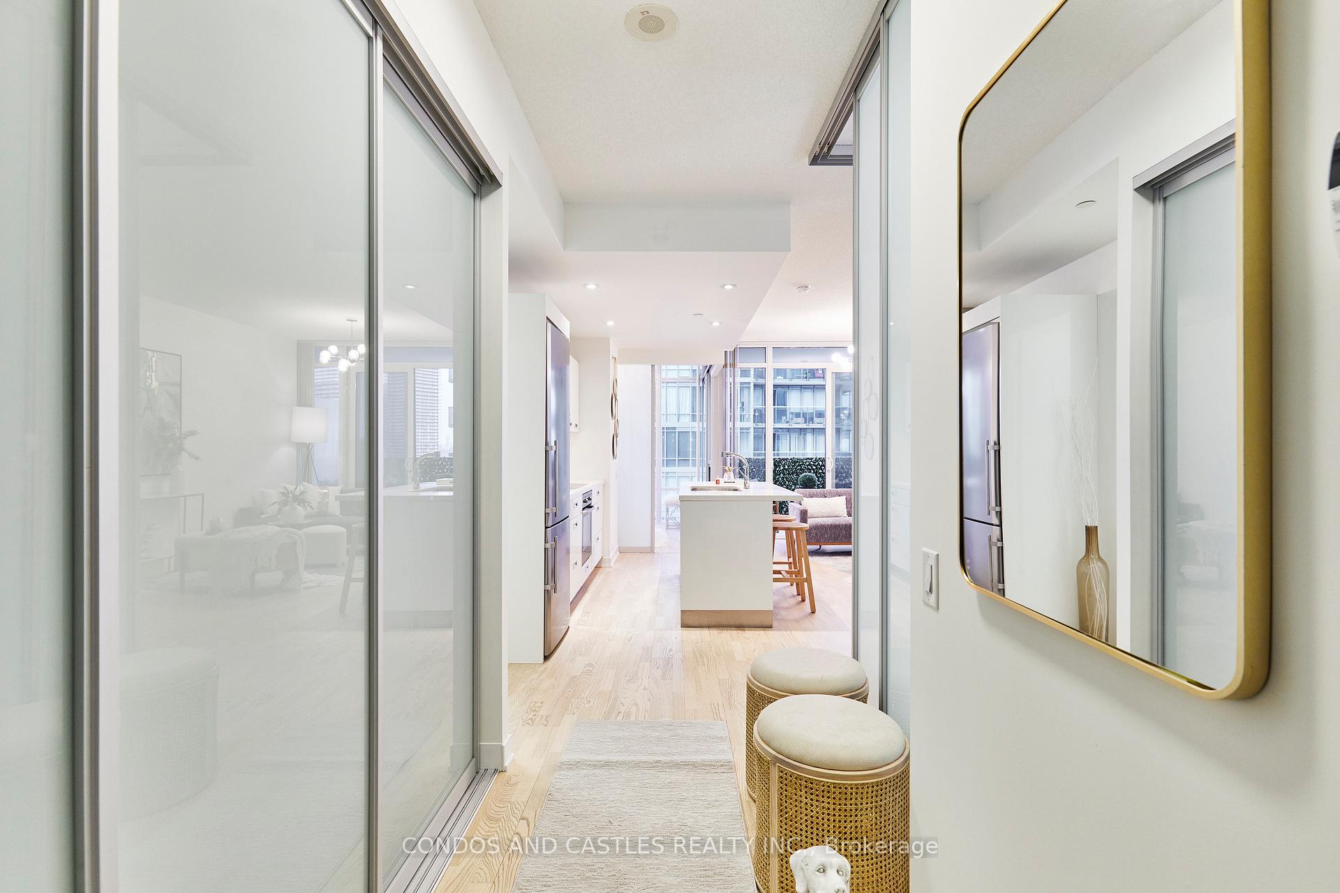 2 Bedrooms Condo at 88 Park Lawn, Toronto For sale