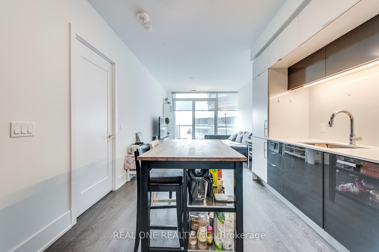 2 Bedrooms Condo at 1 Edgewater, Toronto For sale